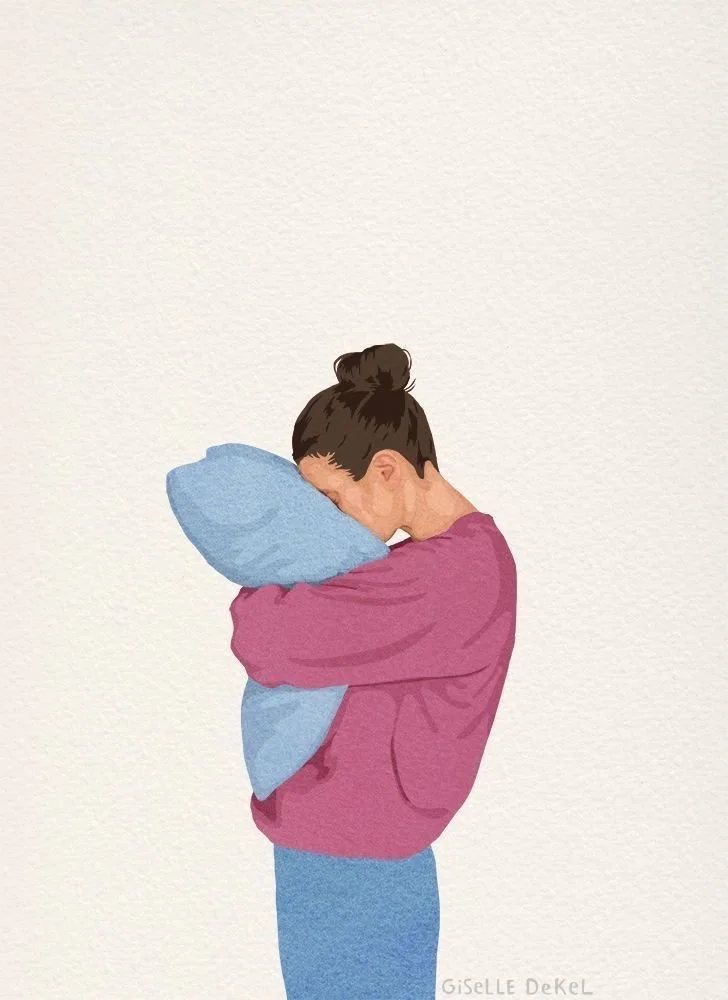 Une femme blonde, portant un sweat rose, embrasse tendrement un coussin bleu