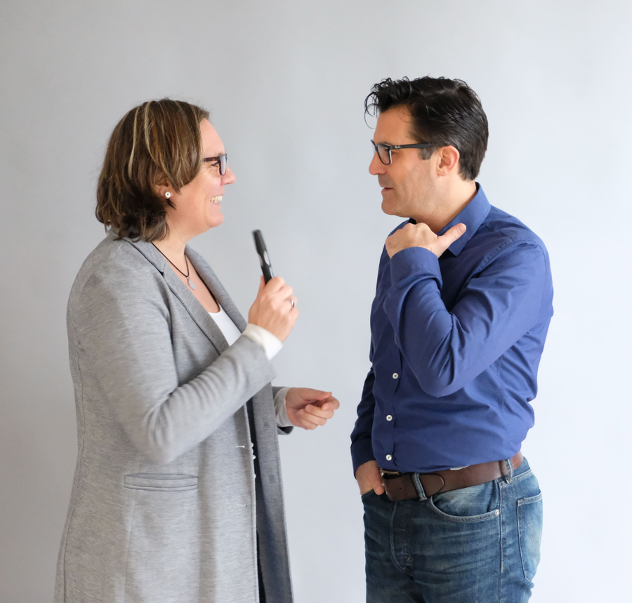 Zwei Führungskräfte im Gespräch, ein Symbol für klare und empathische Kommunikation im Programm Voice of Leadership.
