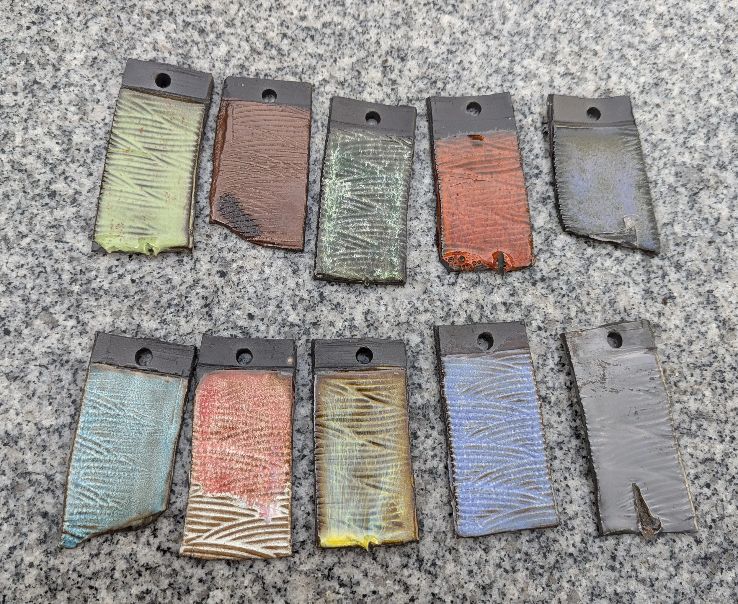 Glasurtest auf schwarzem Ton