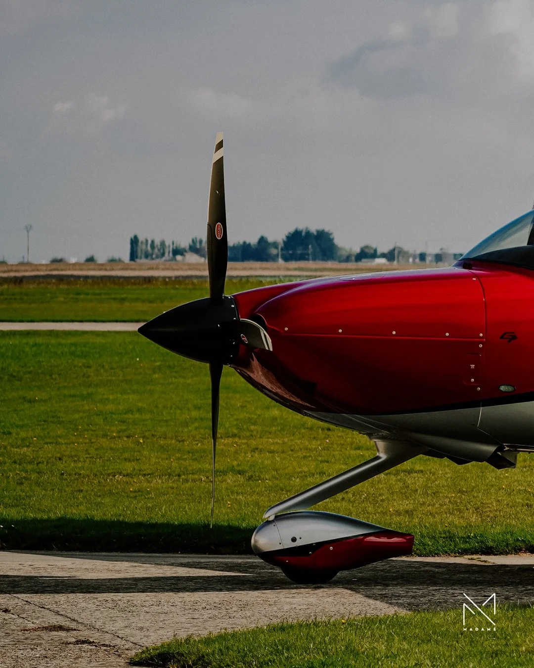 ✈️ Merci au @groupeaerolithe pour sa confiance 🙏

Quel honneur de capturer le nouvel avion G7 plus sign&eacute; @cirrusaircraft et d&rsquo;immortaliser son inauguration.
Un moment fort, &agrave; l&rsquo;image de ce bijou d&rsquo;innovation et de des