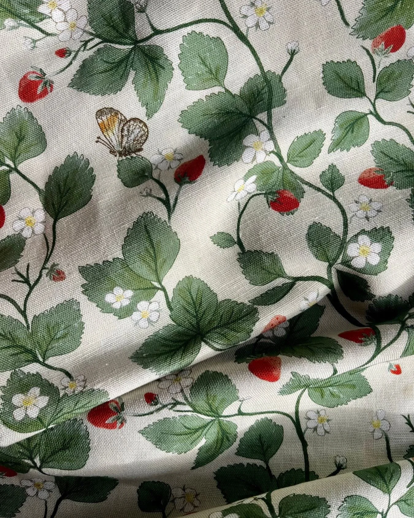 Our lovely Trailing strawberries design on our cotton linen fabric 👌🍓

#linenfabric #strawberryinterior #elsiesdaughters #cottagecoreaesthetic #fabricdesign