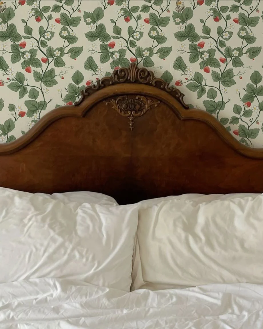 A cozy bed in a pretty floral bedroom. What more do you need? 

#januarymood #elsiesdaughters #floralwallpaper #englishcottage #countryhousestyle