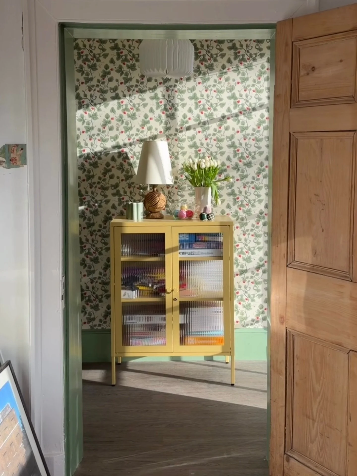 Peeping through the door inside @tessfwa.home beautiful home. Our Trailing Strawberries Wallpaper glowing in the sunshine.

#elsiesdaughters #strawberrywallpaper #touchofred #countryinteriors #wallpaper