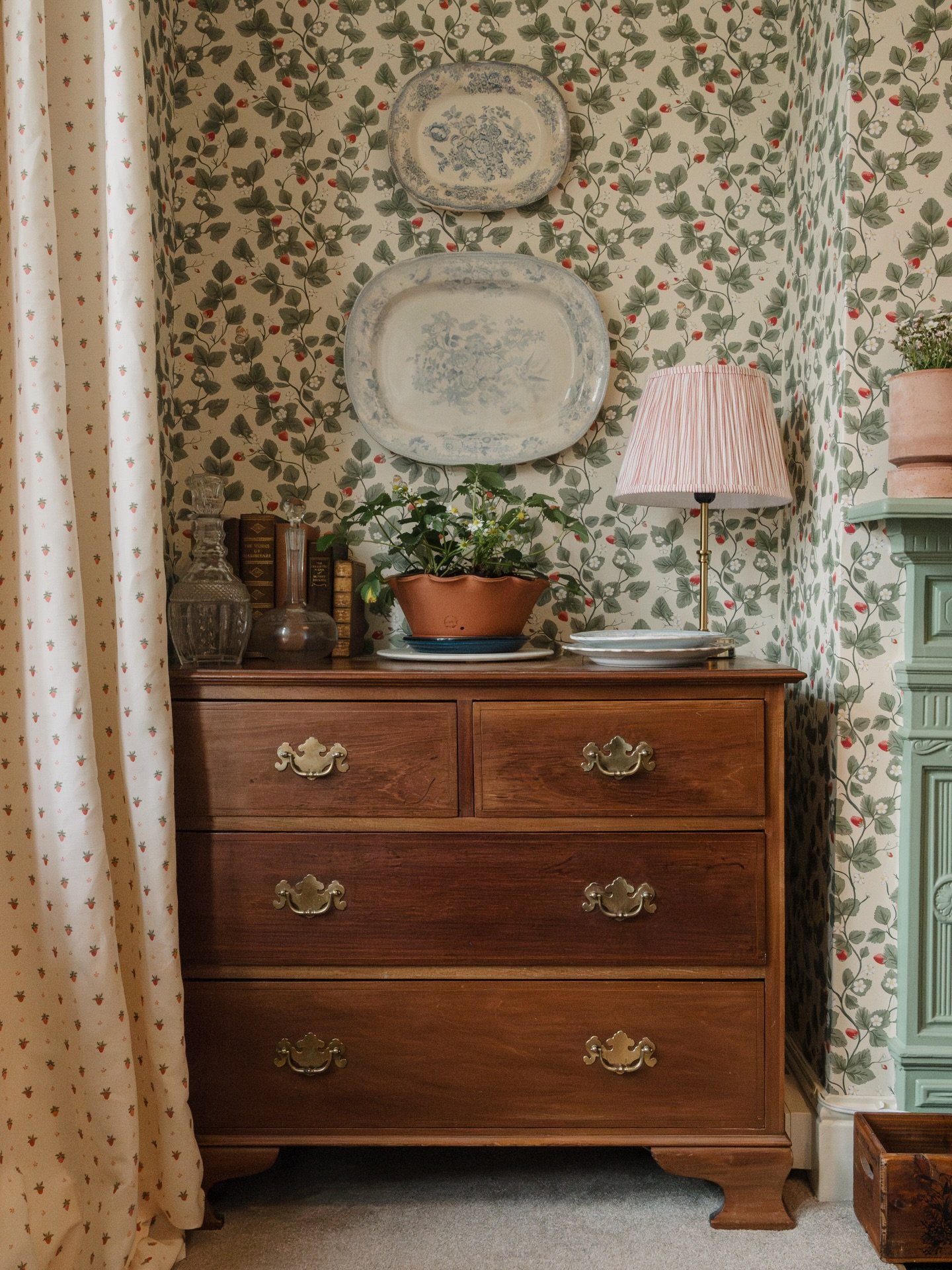 When the picture in your head becomes your reality &hearts;️🍓.
Seeing the wallpaper up in the room I painted and designed them in is very special. 

Samples for the wallpaper and fabric and much more linked in my bio. 

📷 @katecullenstyle 

#elsied