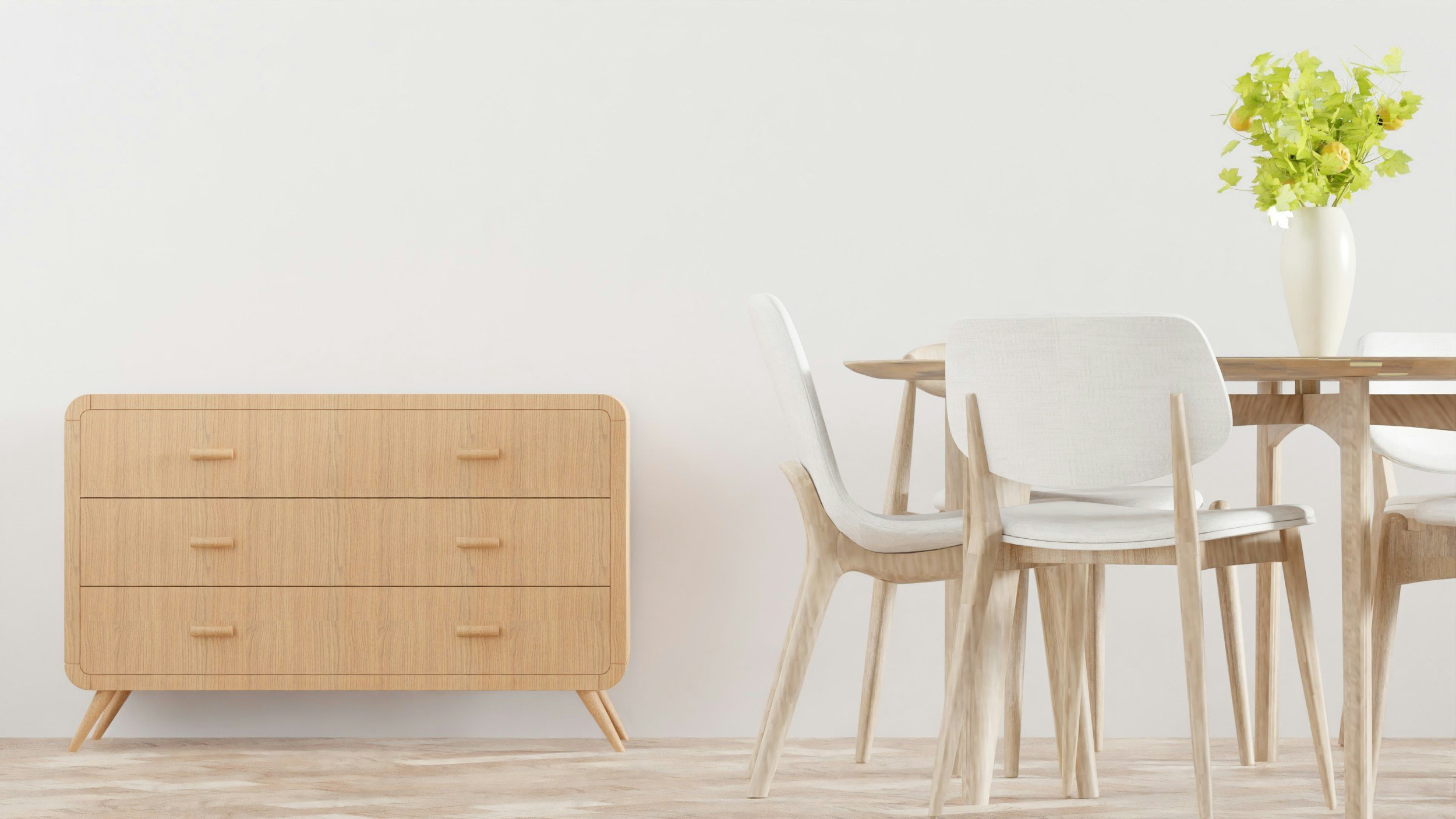 Moderner, minimalistischer Essbereich mit einem hellen Holztisch, weißen Stühlen und einer weißen Kommode, dekoriert mit einer Vase voller grünem Blatt- und Frucht-Gemüse-Strauch.