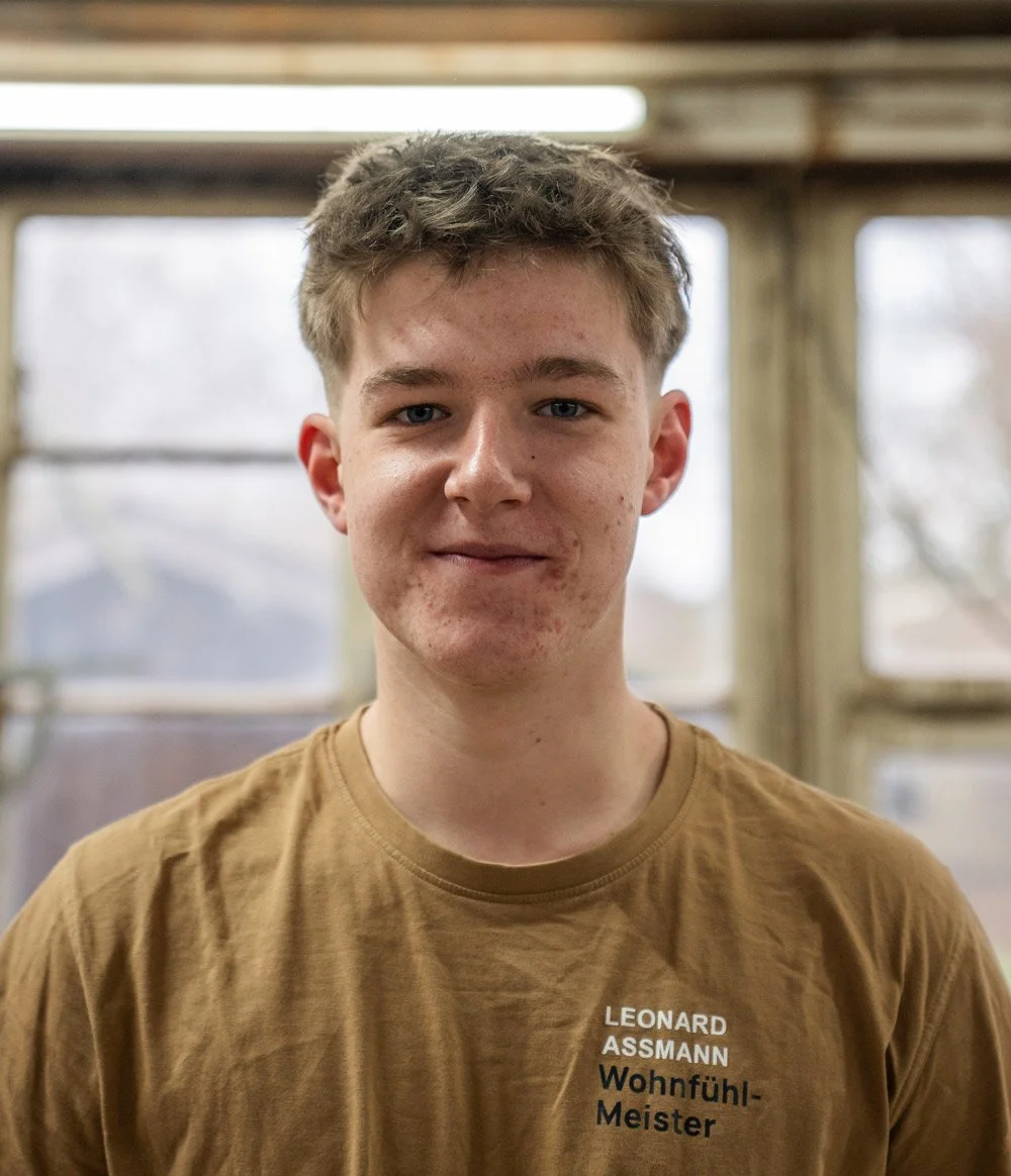 Logo mit den Buchstaben 'TR' in Weiß auf braunem Hintergrund.