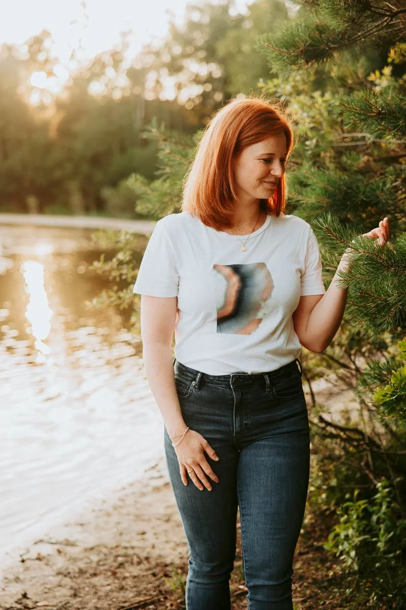 Vanessa Engling Coaching für Manifestation und Veränderung steht lächeln an einer Fichte