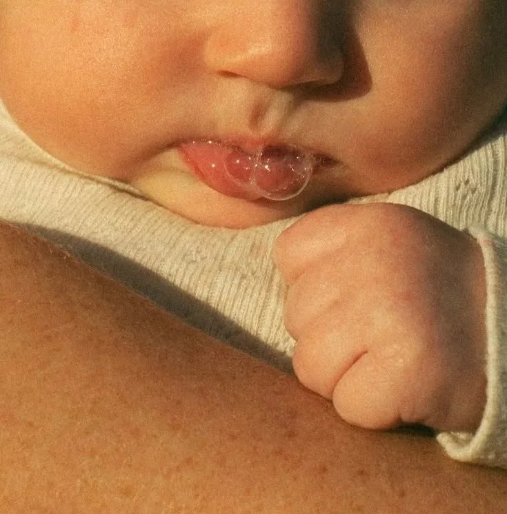 La kinésiologie pour les bébés : une thérapie adaptée ?