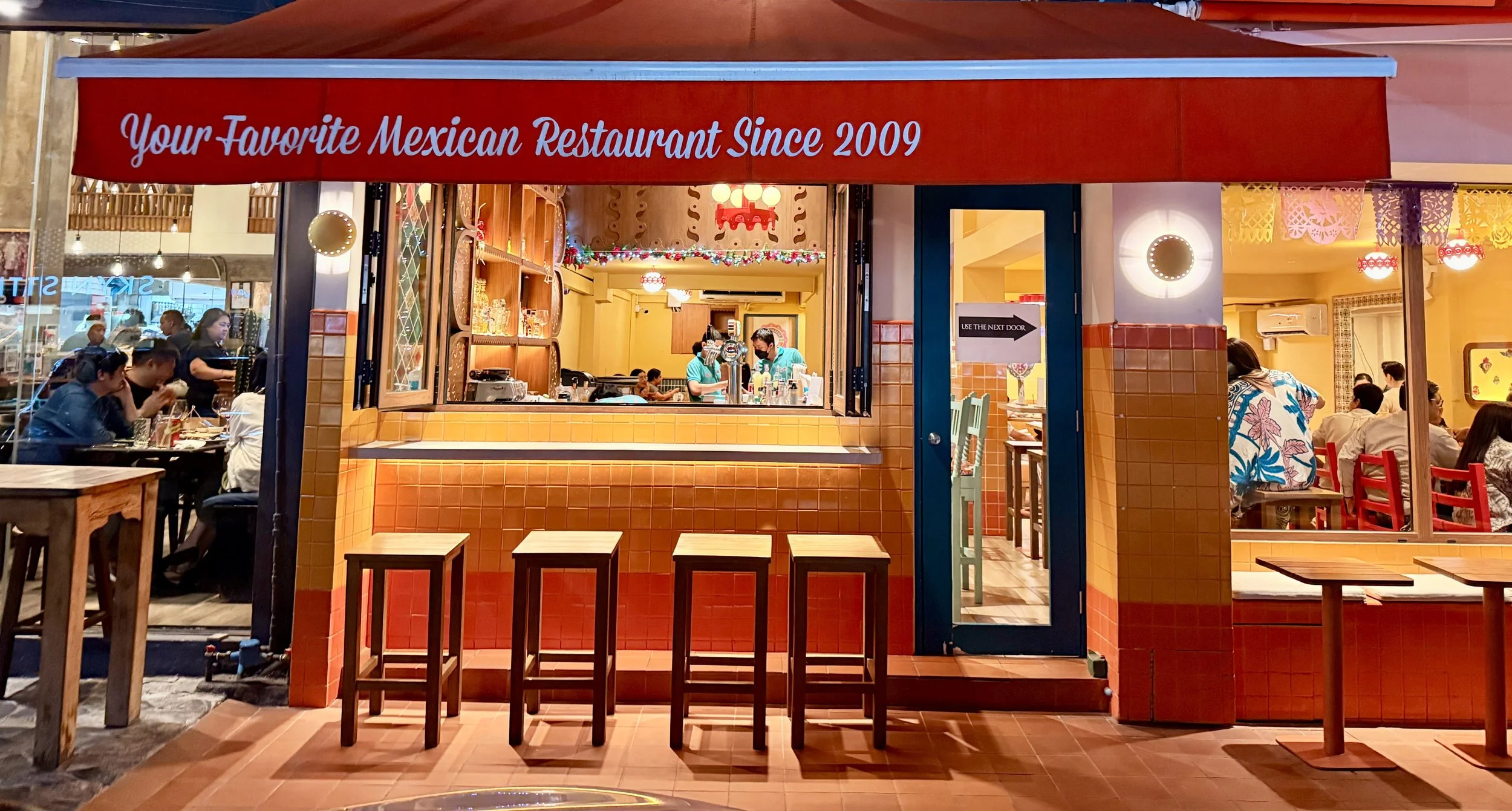 la-monita-taqueria-ploenchit-exterior.jpg