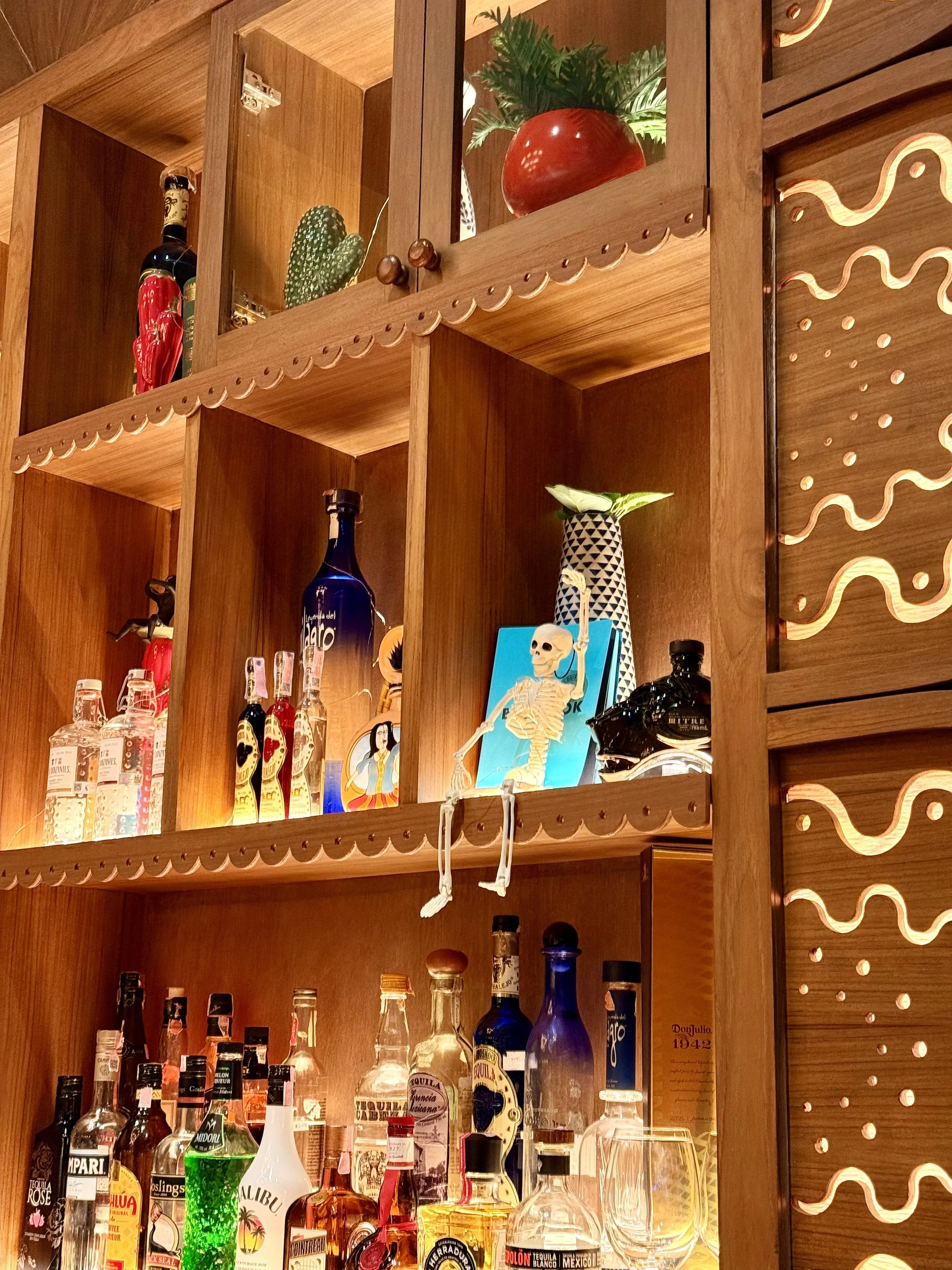 la-monita-mahatun-plaza-bar-interior.jpg