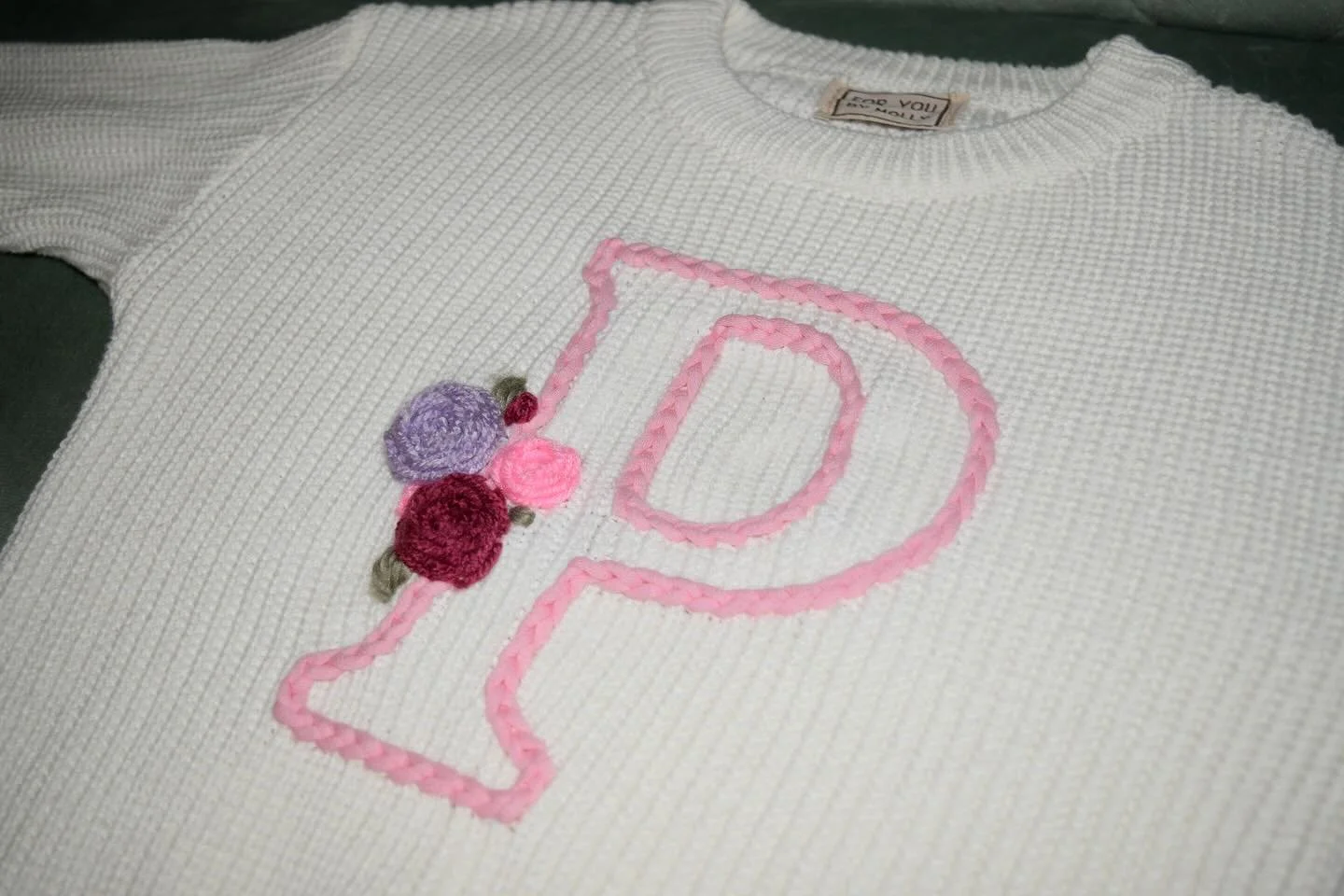 Sweet P 🩷🌸

The perfect gift for a garden party first birthday! This custom sweater is so adorable and I love that we could tie in the party theme for this gift!

White sweater with light pink &lsquo;P&rsquo; and mixed color florals 🌷

Message me 