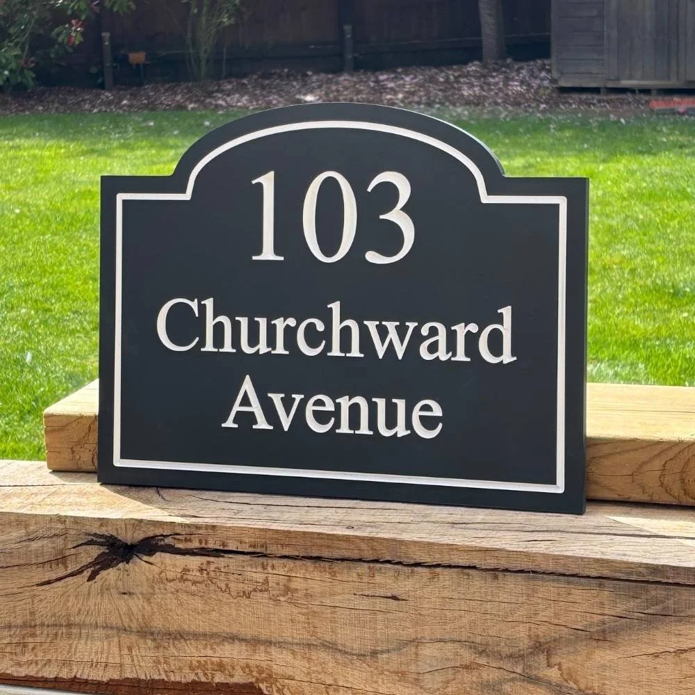 Scalloped Stone House Sign with border