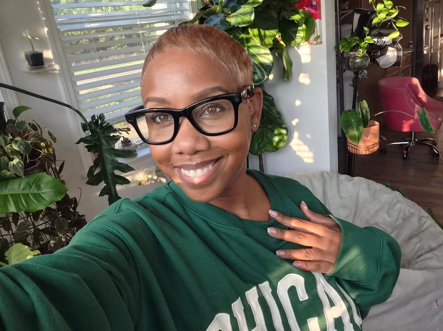 Just came to show yall my hair 🤪 BLONDIE BOOTS!!!! 

Side note: Did anyone else add green to their favorite color list after becoming a plant parent? 💚