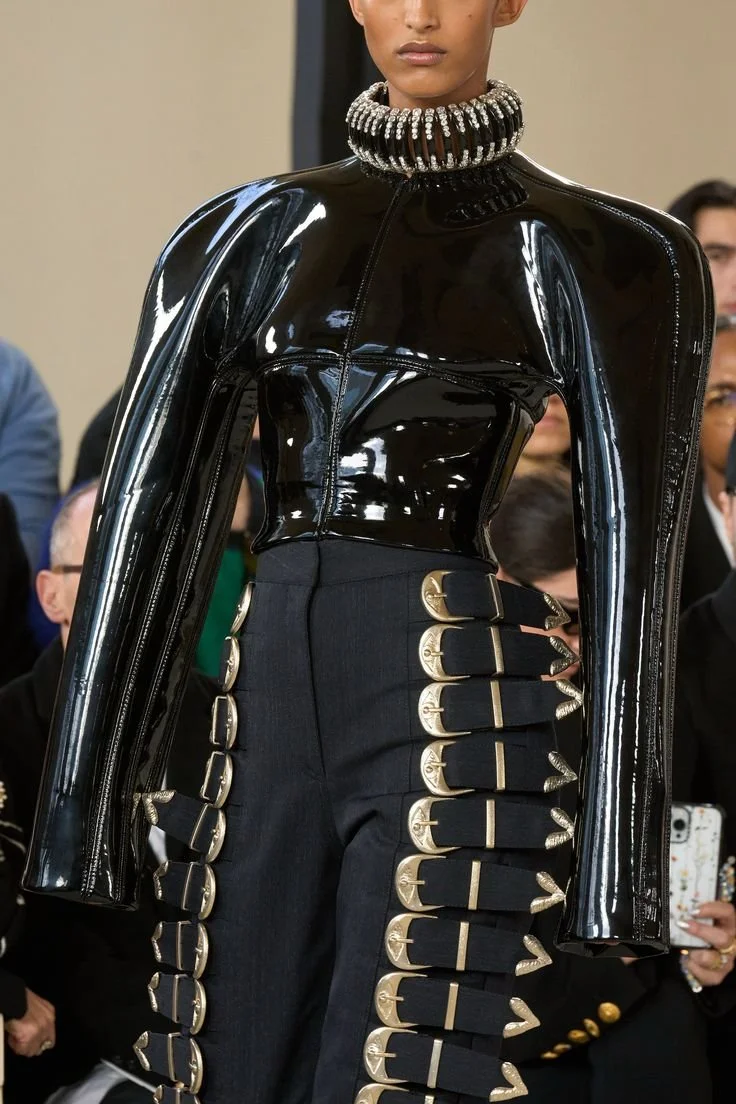 Schiaparelli Spring 2024 Couture https___www_vogue.com_fashion-shows_spring-2024-couture_schiaparelli_slideshow_detail#11.jpg
