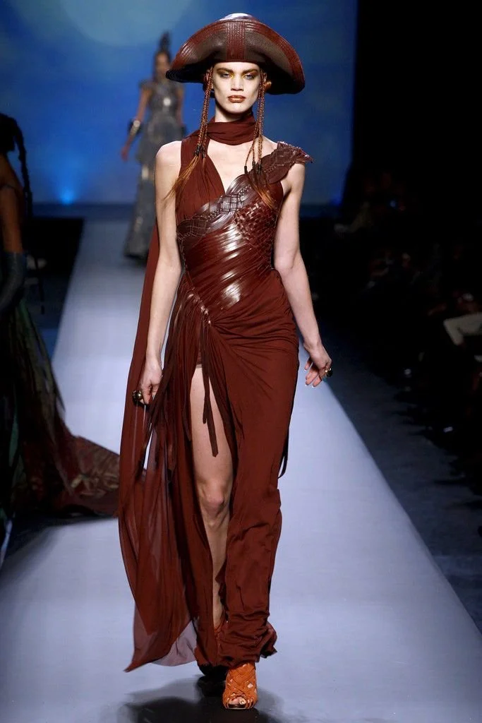 Jean Paul Gaultier Spring 2010 Couture https___www_vogue.com_fashion-shows_spring-2010-couture_jean-paul-gaultier_slideshow_collection#24.jpg