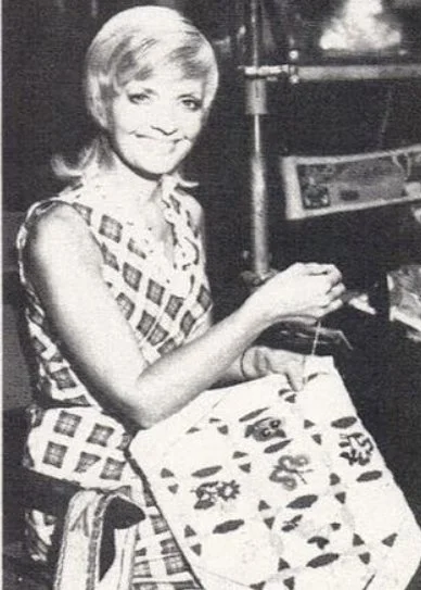 Florence-Henderson-Needlepointing-The-Brady-Bunch.jpg