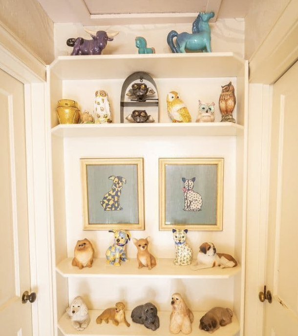 animals on a bookshelf in Betty White's home