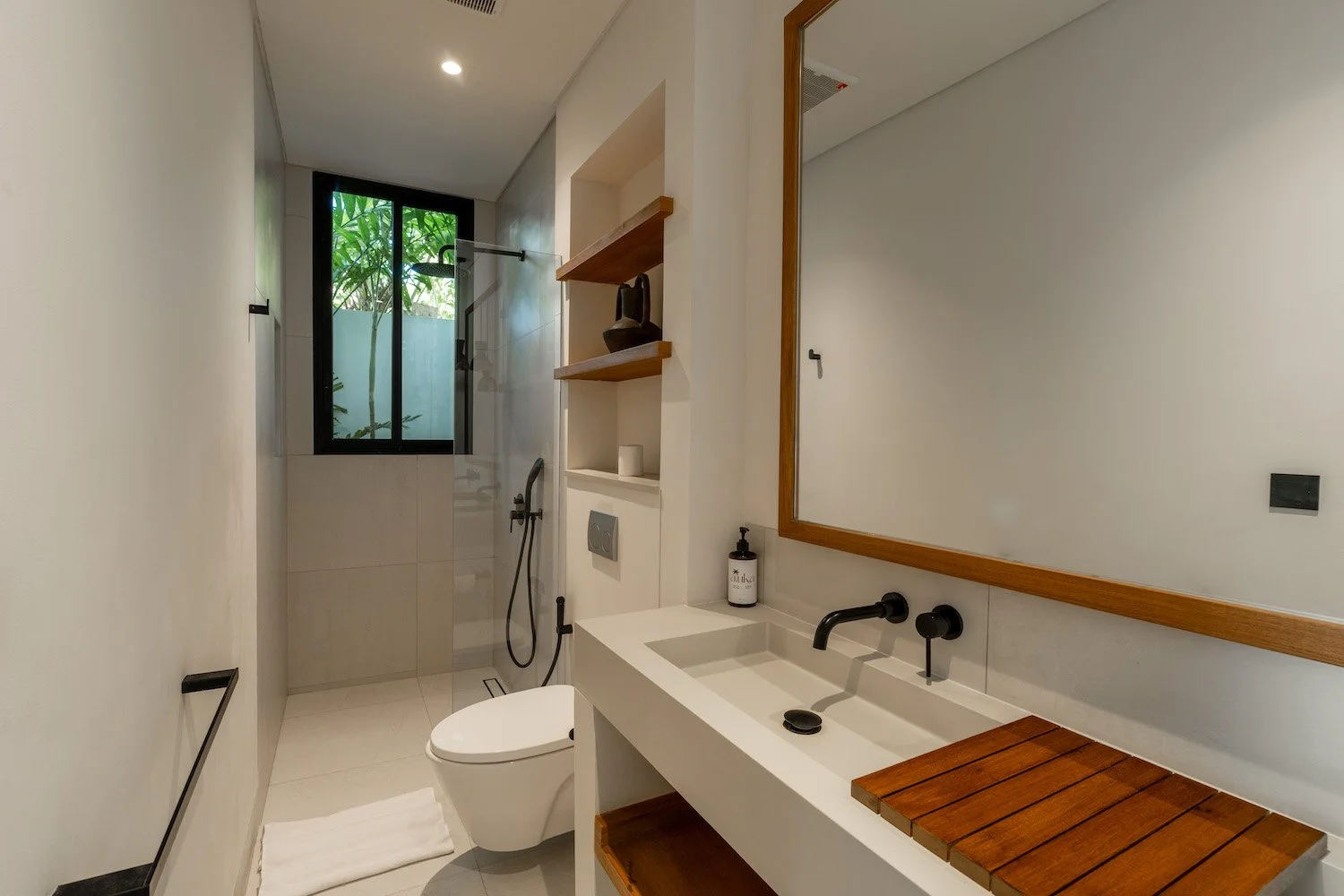 Bathroom 1_1.jpg
