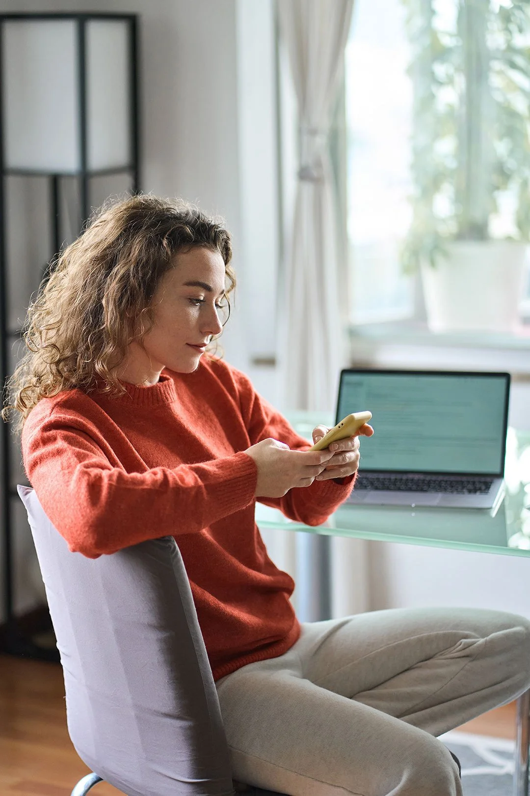 femme regardant son cellulaire