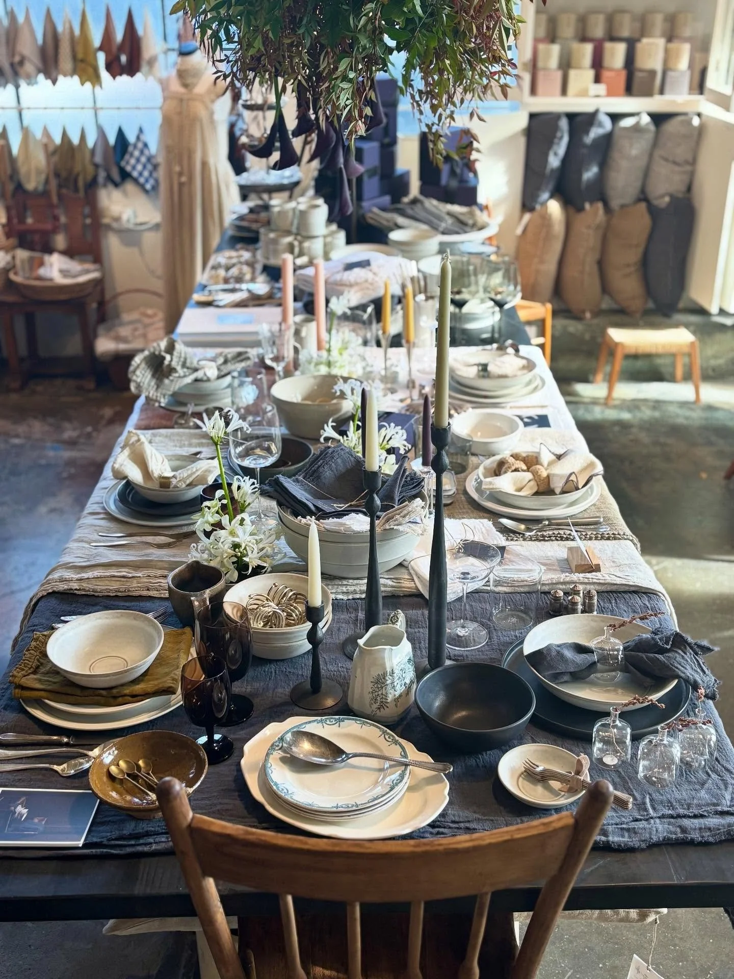 Today left us so inspired.
Jen of @florawoodpdx and I stopped by the @hoppeshoppe pop-up, and it was the perfect reminder of how transformative tablescaping can be. @standardaffair set out beautiful examples. 

A table isn&rsquo;t just a place to eat
