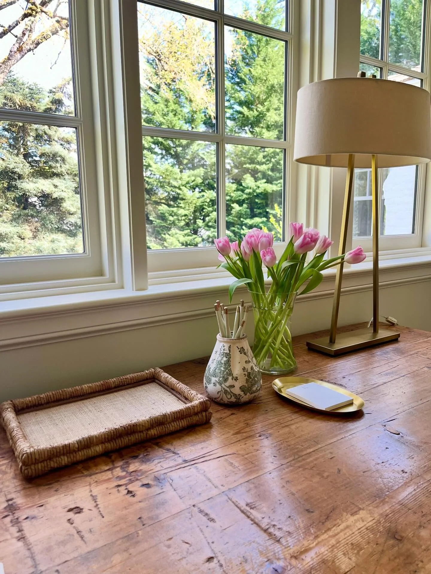 A desk, simplified.
Only what you need, surrounded by what you love.
A few beautiful pieces, fresh flowers, and space to think.
🔗 to shop in bio 

#jsstyle #shopmy #curated #homestylist #specialtysourcing