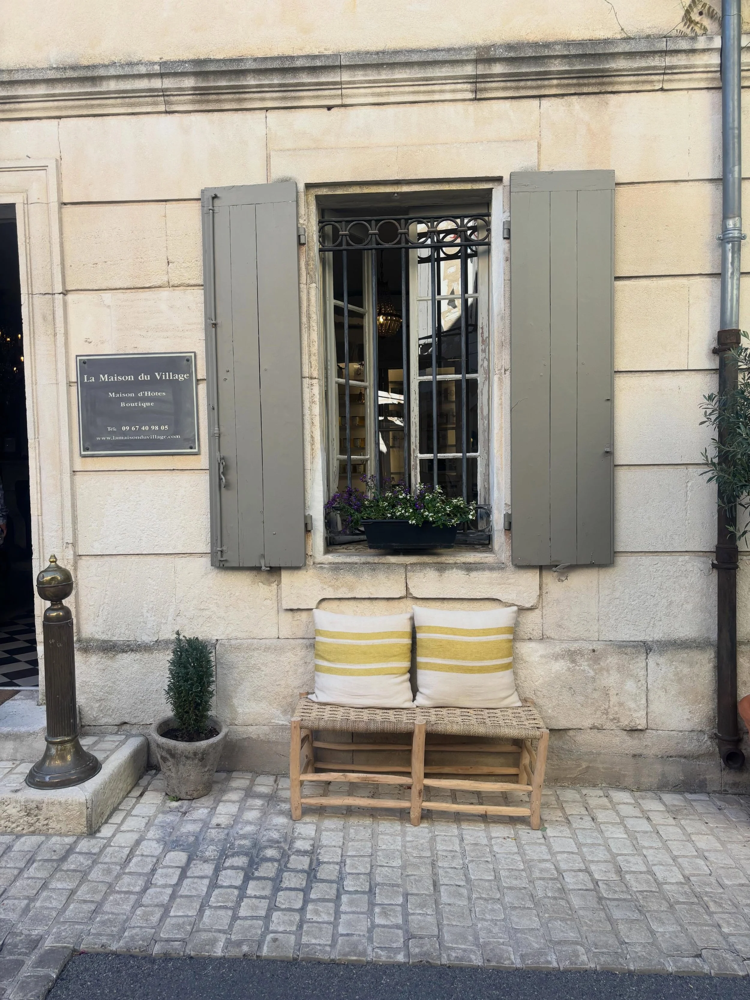 Every corner of Saint-R&eacute;my-de-Provence is pure inspiration.
The textures, the colors, the architecture, the light&hellip; beauty lives in every little detail here. A place that makes you want to romanticize everything. 🤍🇫🇷

#SaintRemyDeProv