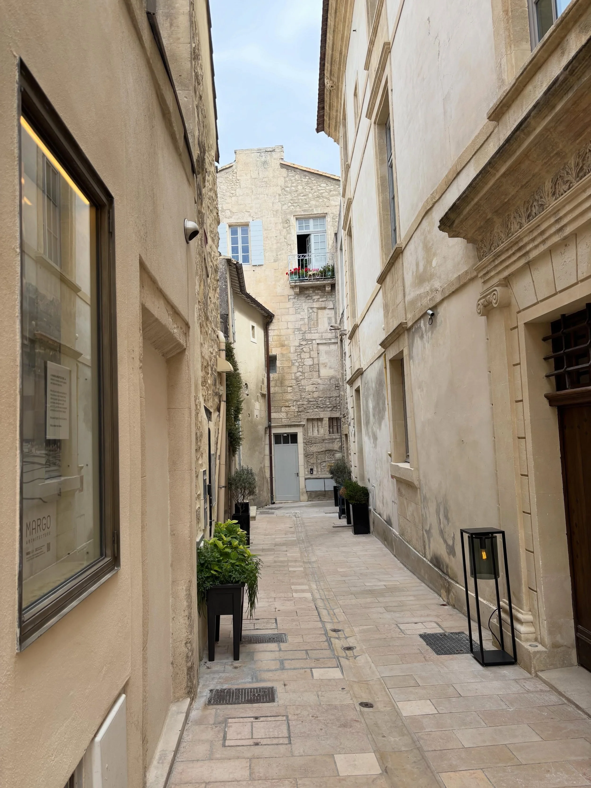 A little bit of Provence through my lens.
If you followed me last July in Italy, you know I&rsquo;m obsessed with doors.
To me, they tell a story.
And I couldn&rsquo;t help but love the windows full of character, winding streets, and the bustling mar