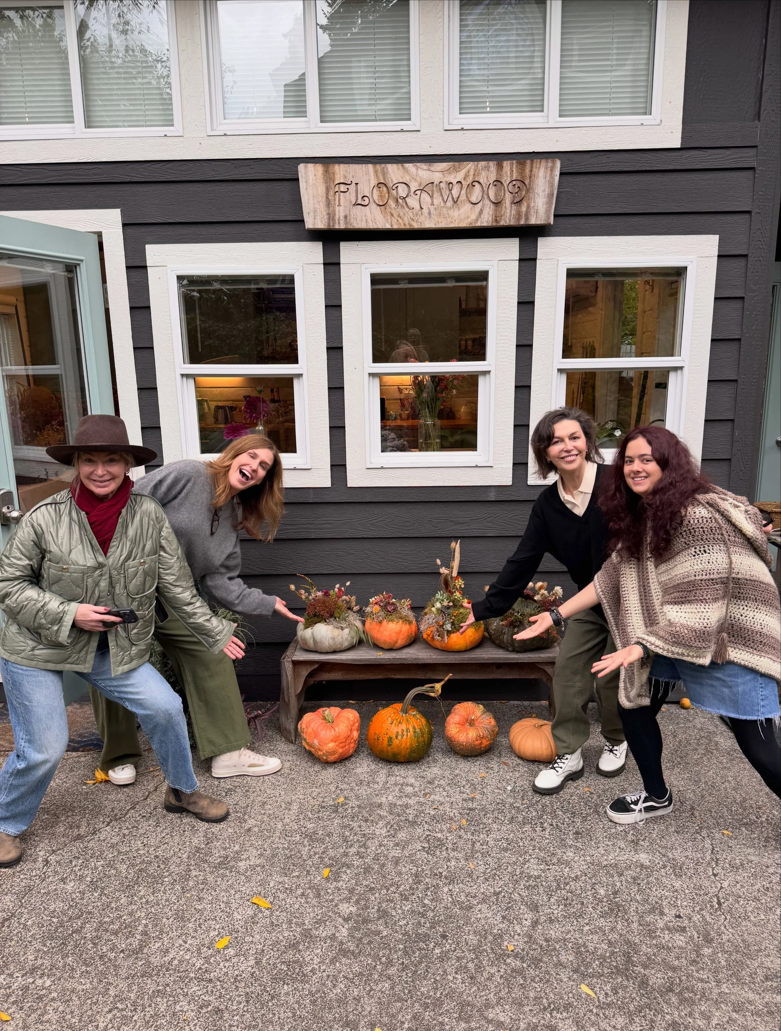 It was so fun designing a succulent pumpkin centerpiece with my beautiful friends!
@florawoodpdx #workshops #falldecor #falldecorations #fallstyle 
🍂

@briennedawncollective @finolafilona