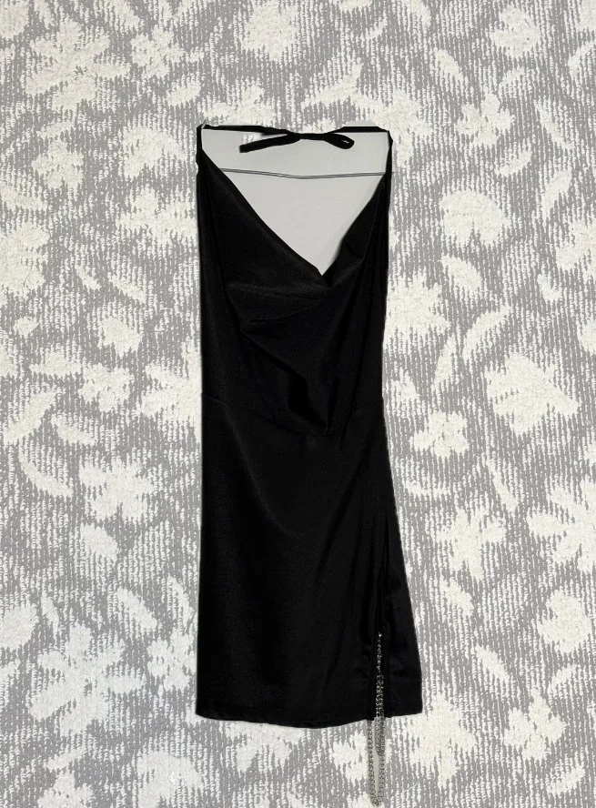 サテンバックオープンチェーンドレス