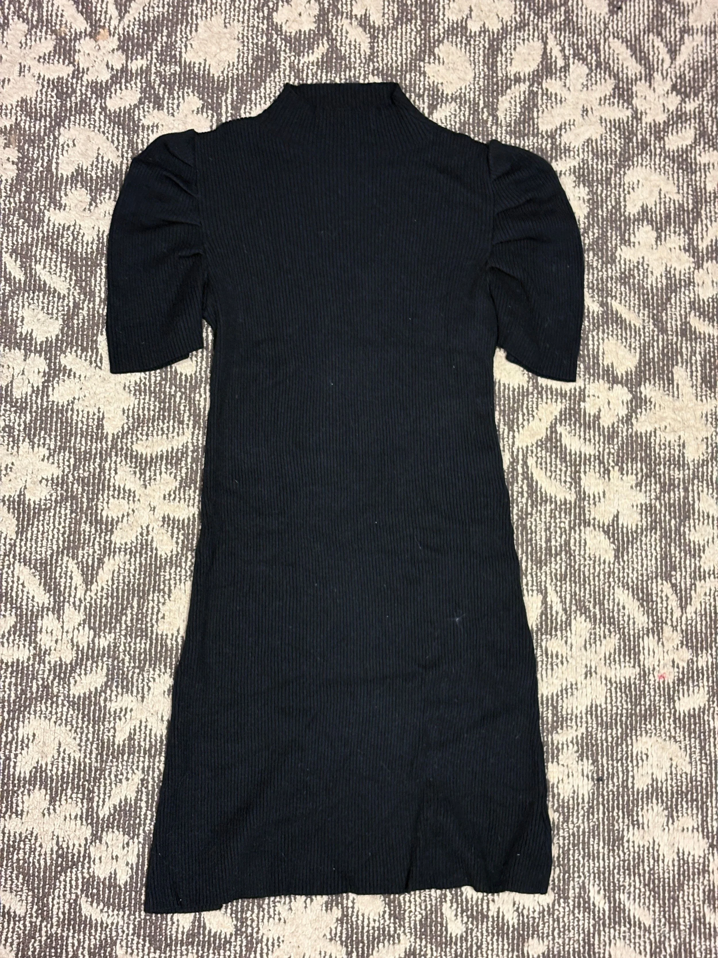 パフスリーブケーブルニットドレス