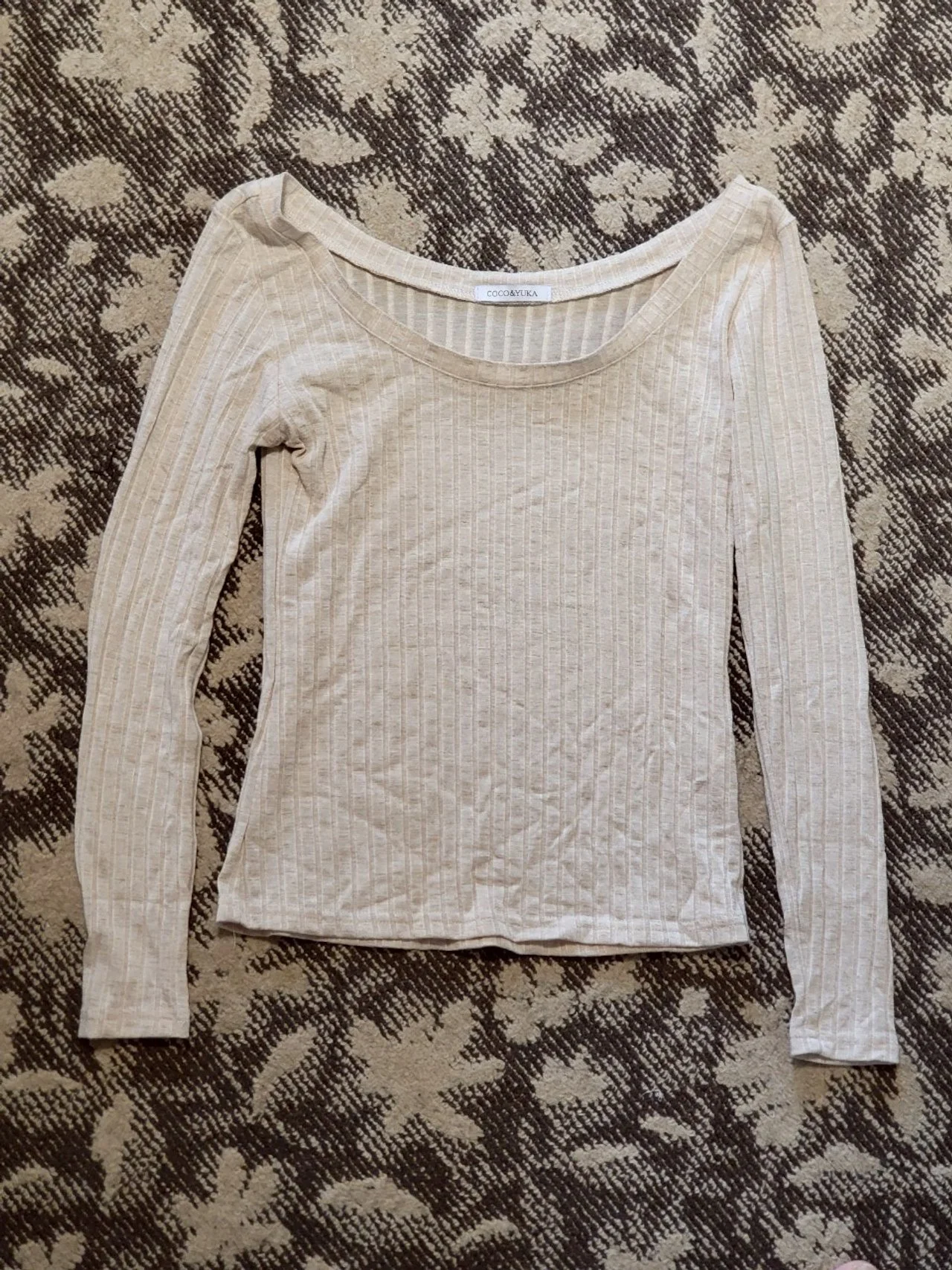 ラウンドネックデコルテカットソー