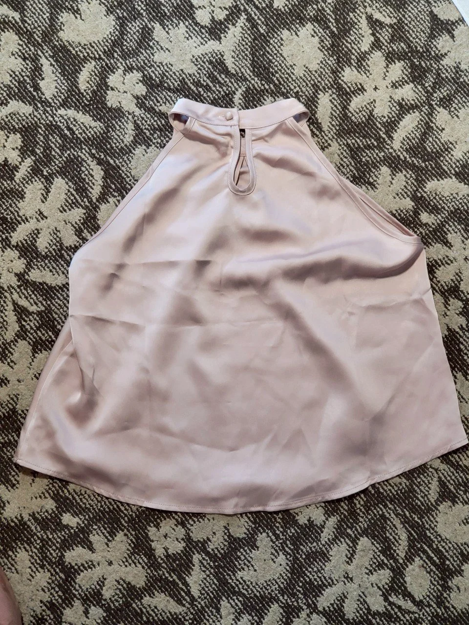 サテンホルターネックノースリーブ