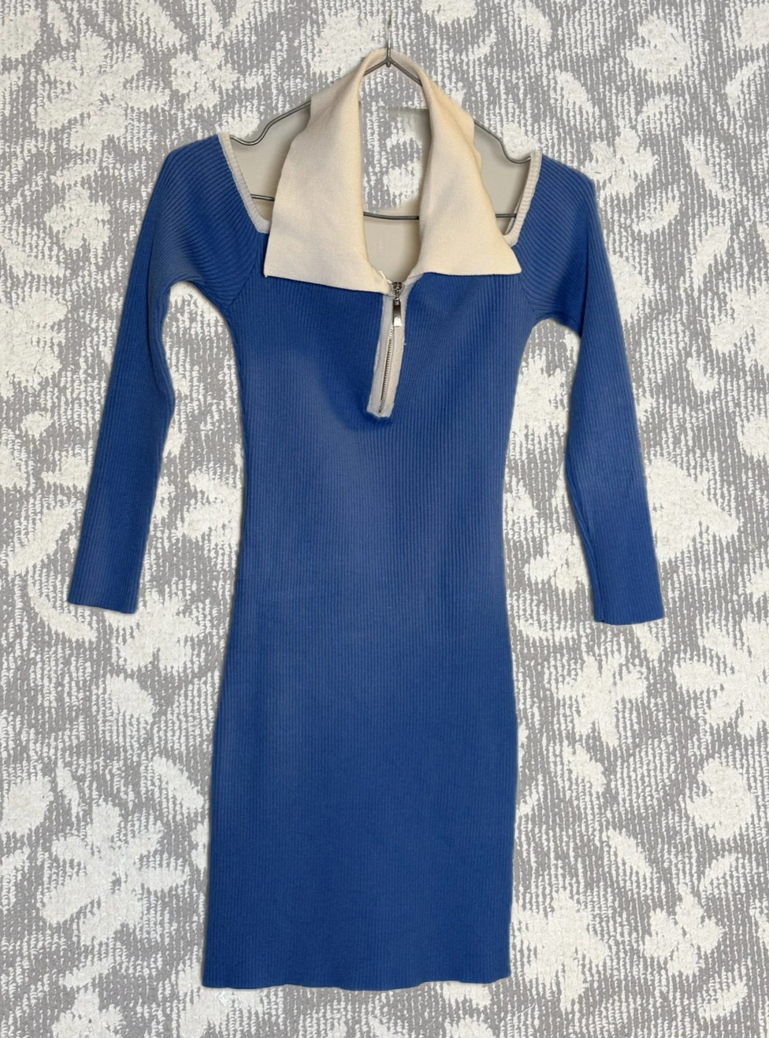 オフショルダーホルターニットワンピース