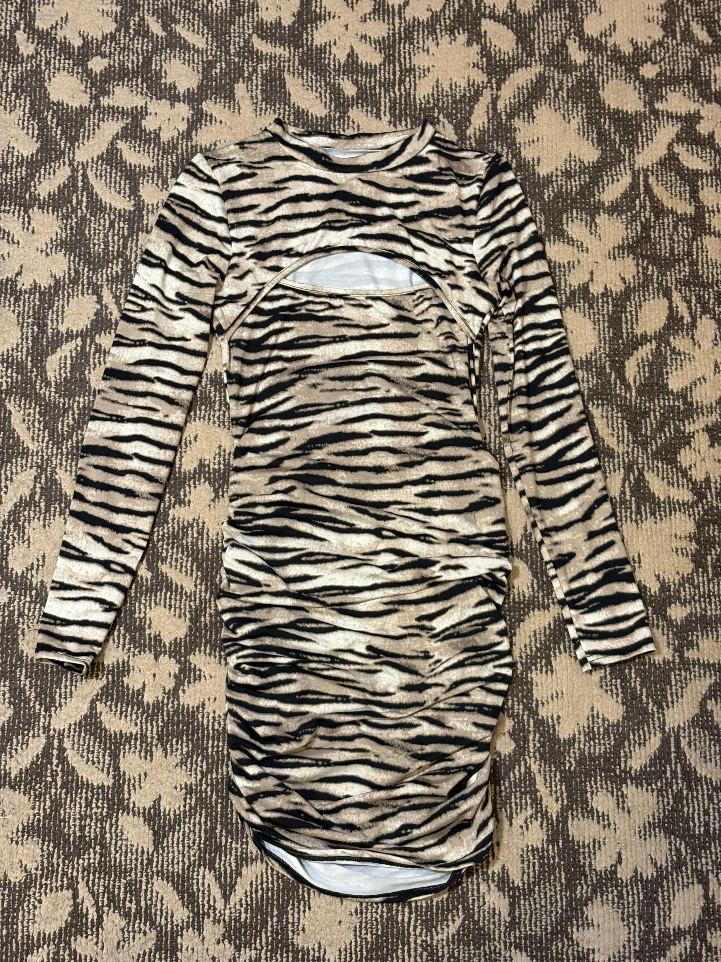 胸空き虎柄ワンピース