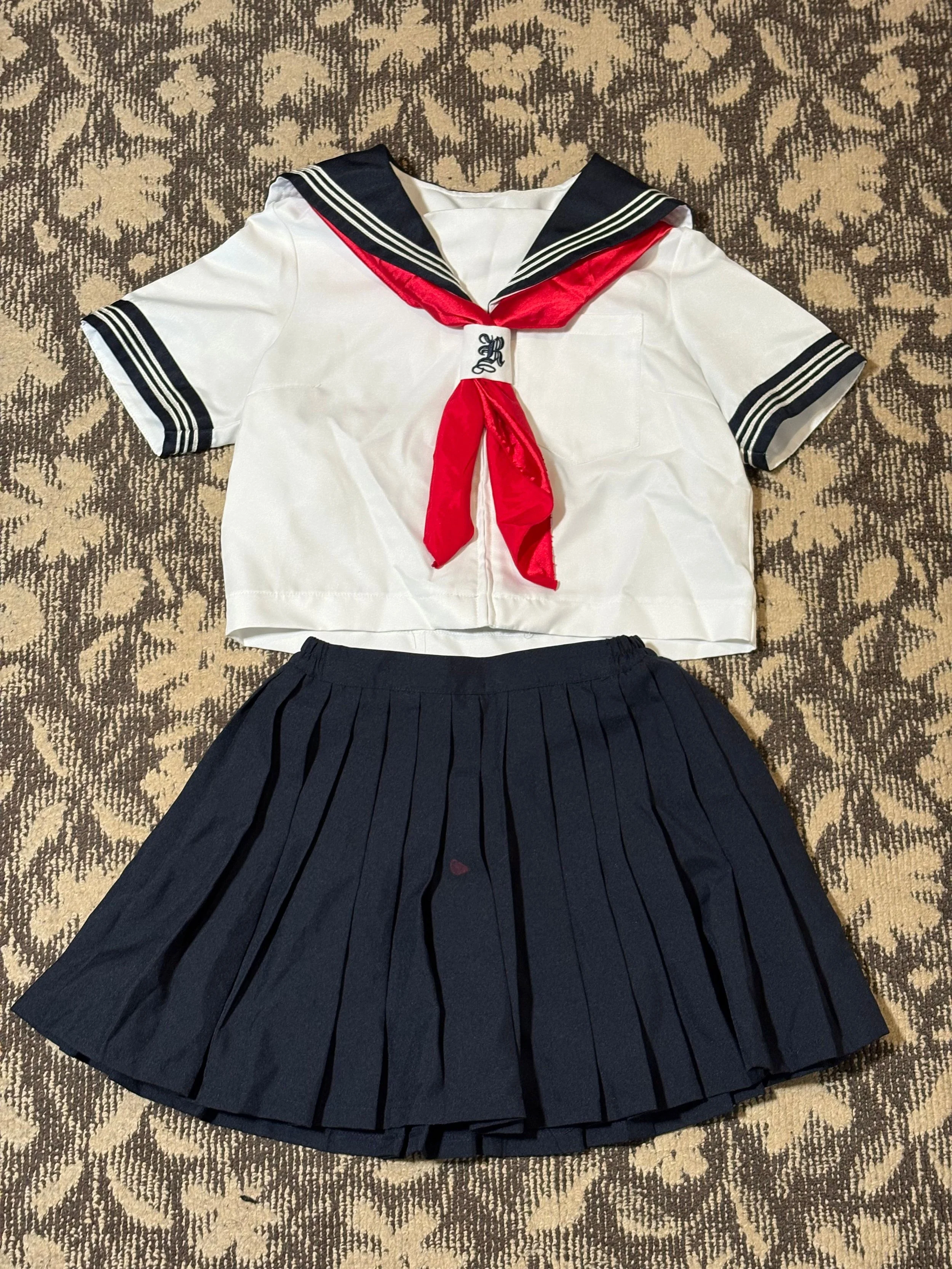 セーラー服（リボン赤）