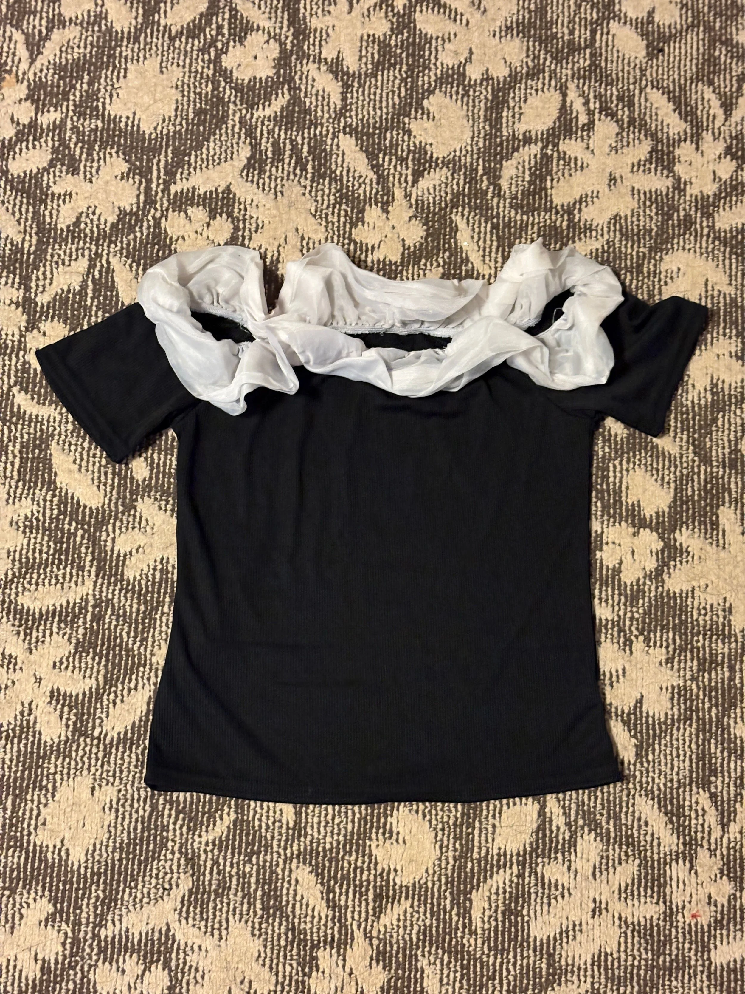 フリルオフショルトップス