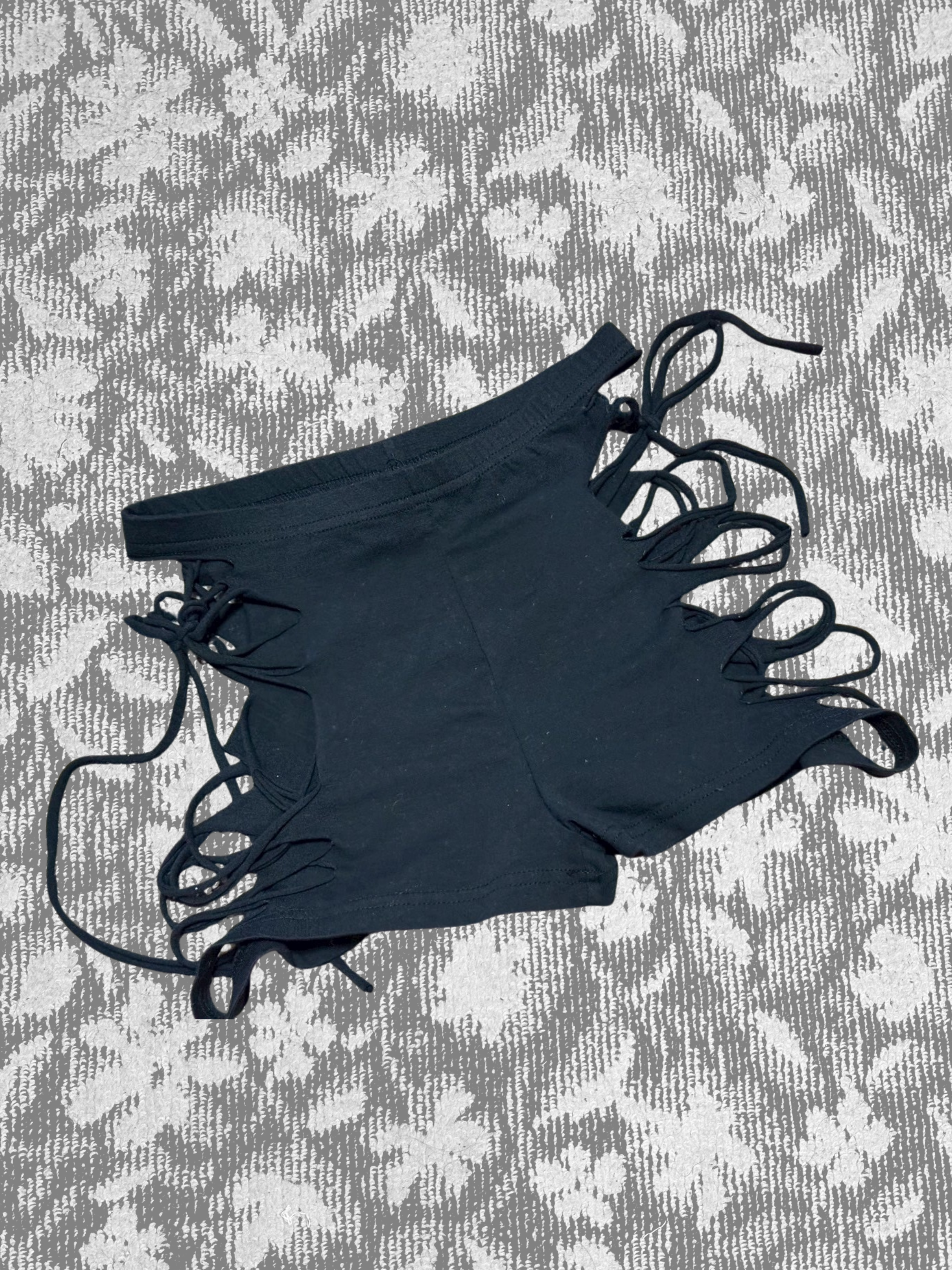 カットアウトレースアップショートパンツ