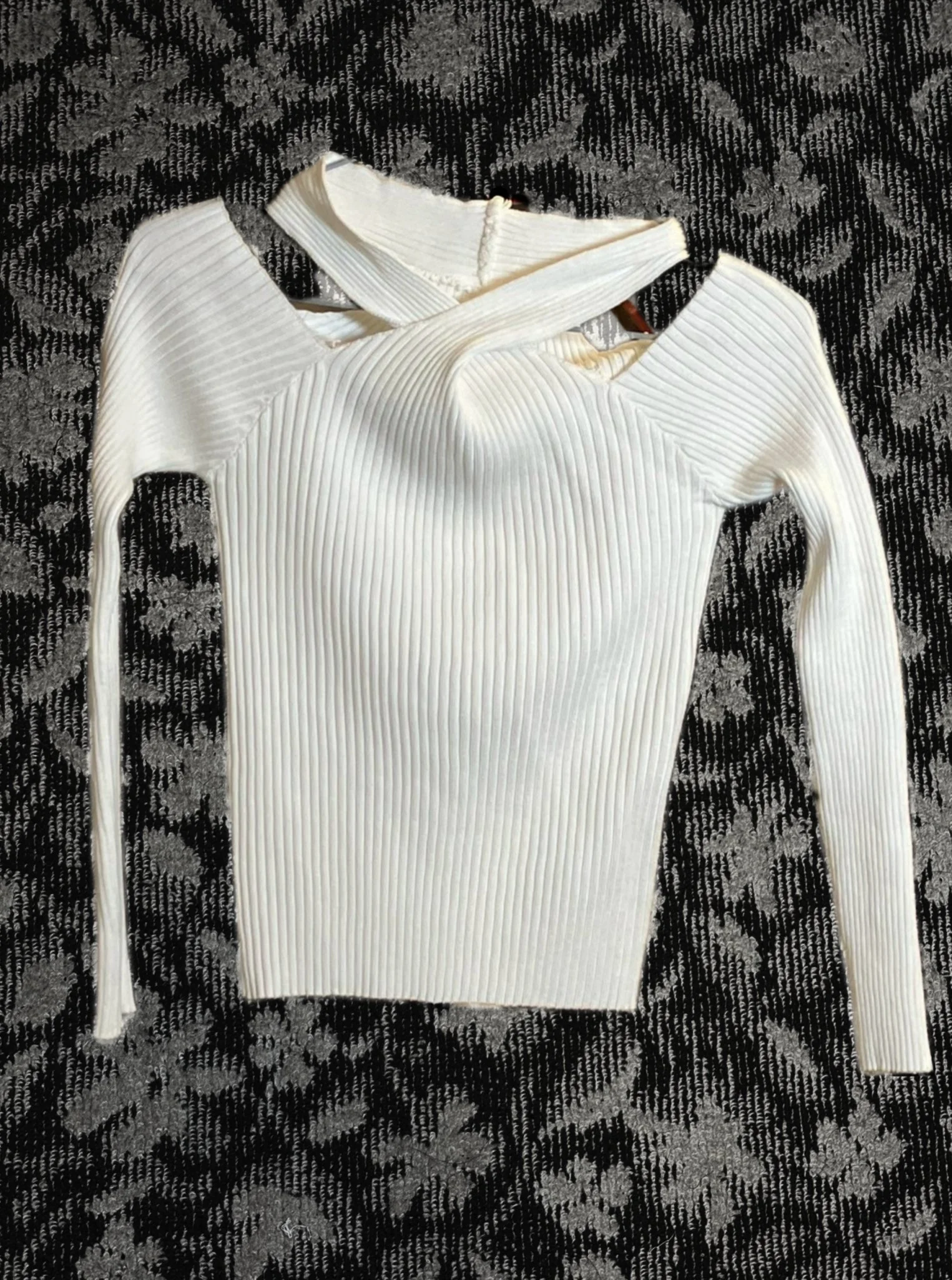 ネッククロスオフショルニット