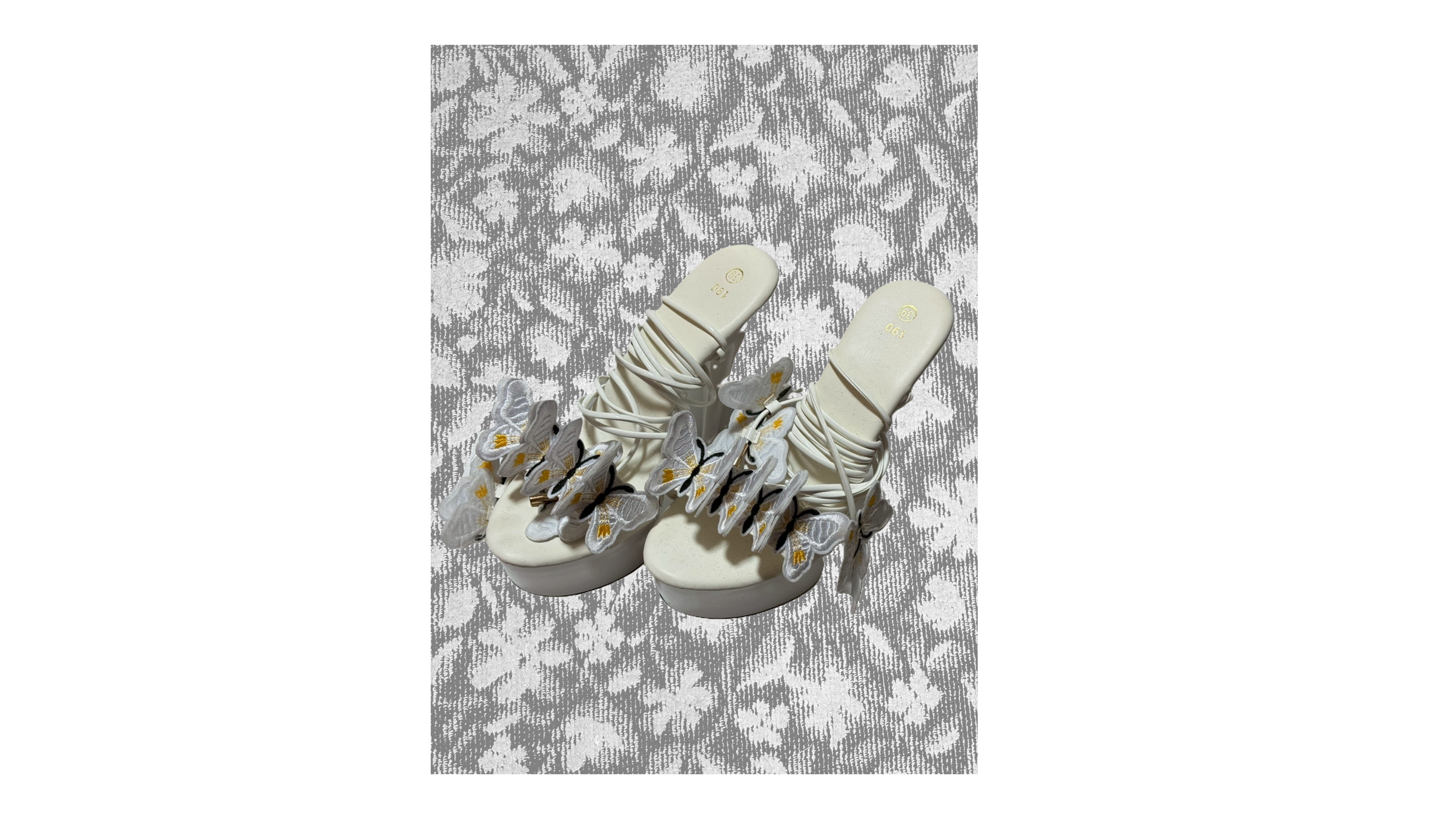 ヒールサンダル　バタフライアンクルストラップ