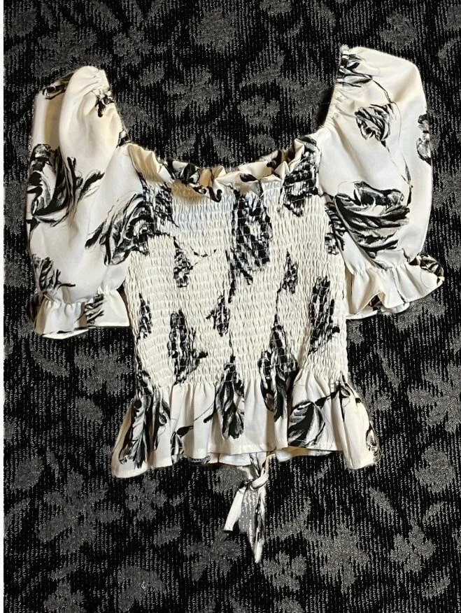 オフショルダーシャーリングトップス