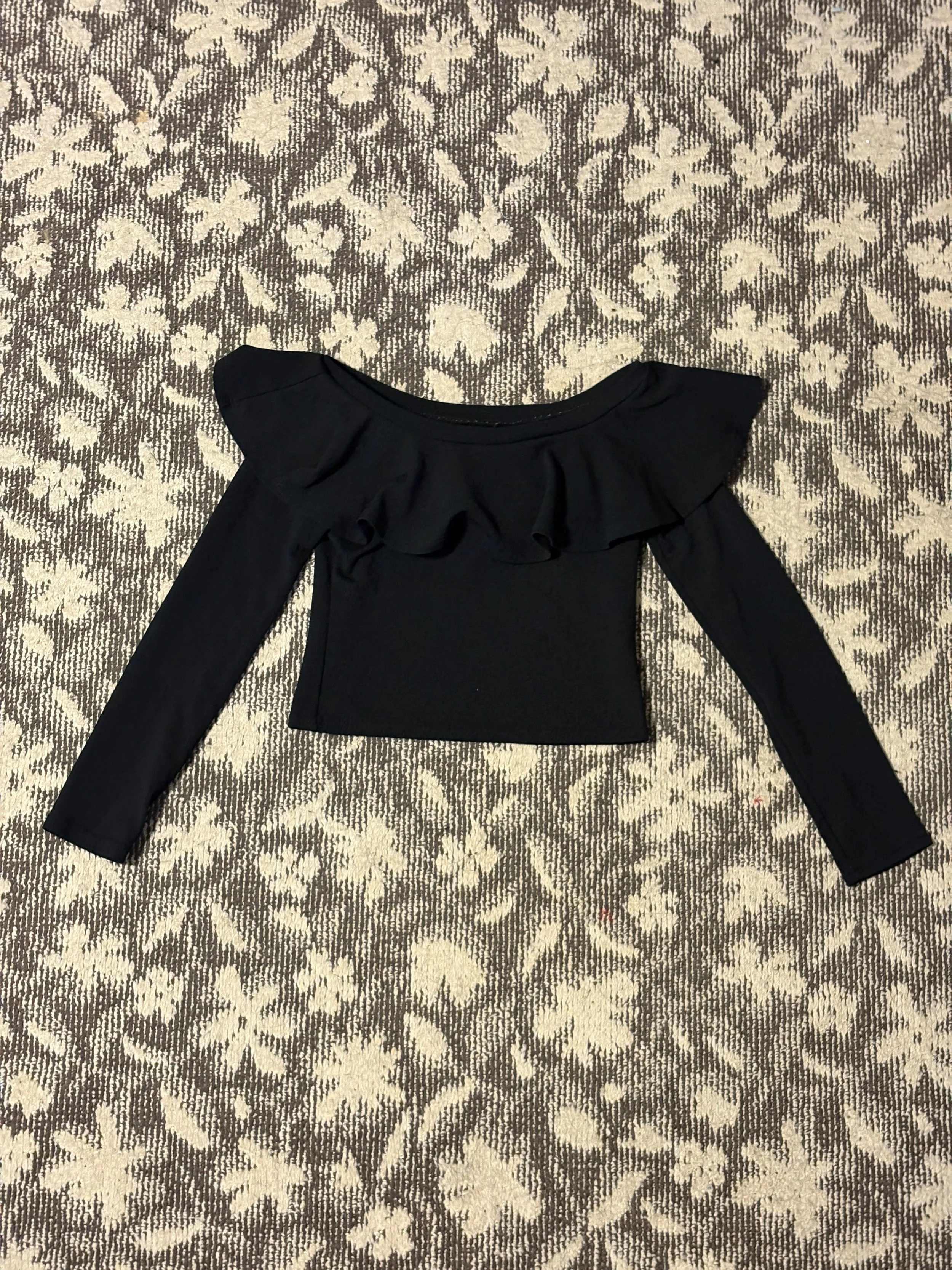 オフショルダークロップトップス