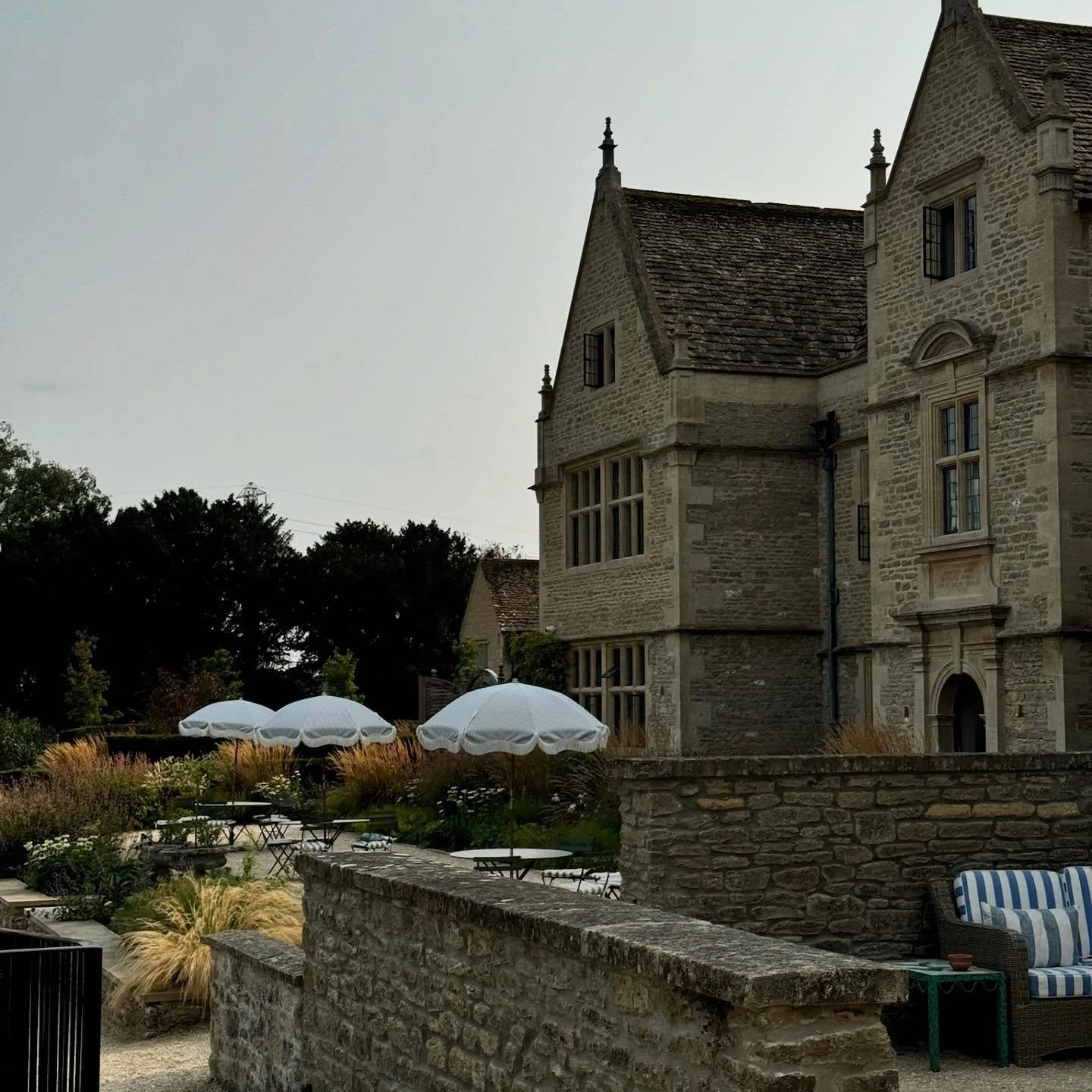 HMH Favorite Spaces: One of our all time favorite venues and a place held dearly, especially to Elise&rsquo;s heart 💌 Already dreaming up which event we could host next here 💭 
#kinhouse #eventplanning #eventagency #english #cotswolds #creativeagen