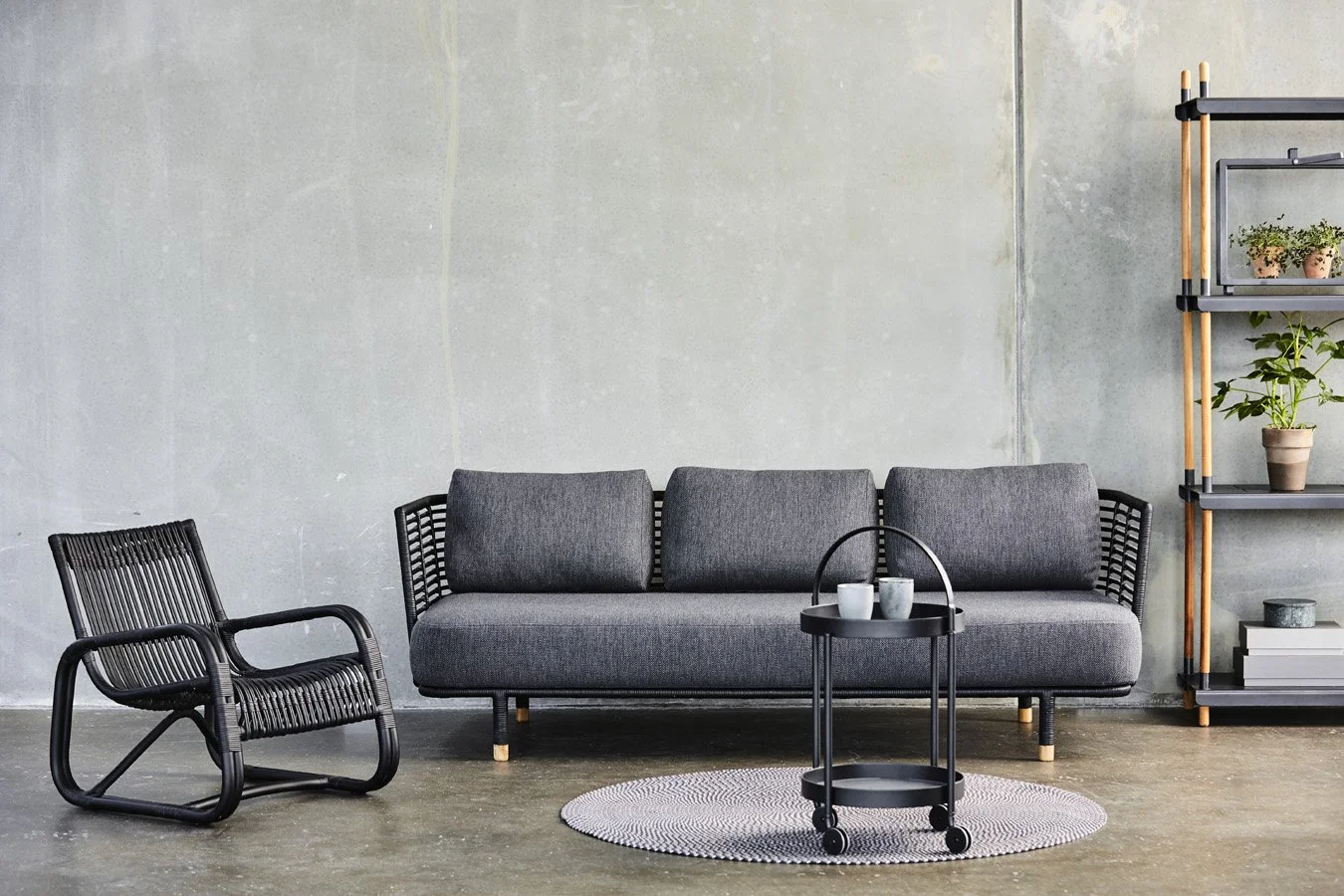 Sense_black_sofa_grey_Y125_curve_black_roll.jpg