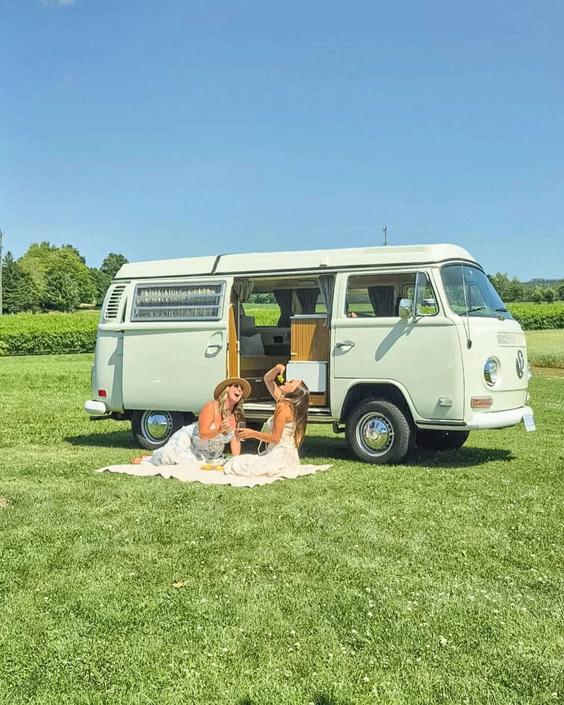 Breezy Long Weekend Tour: 
Collingwood ➝ Creemore Escape

Hop aboard Pearl, our vintage VW van and head out on a dreamy day trip through scenic backroads and rolling hills.

✨ First Stop: Nottawa
&bull;Start your day at the Nottawa General Store - gr