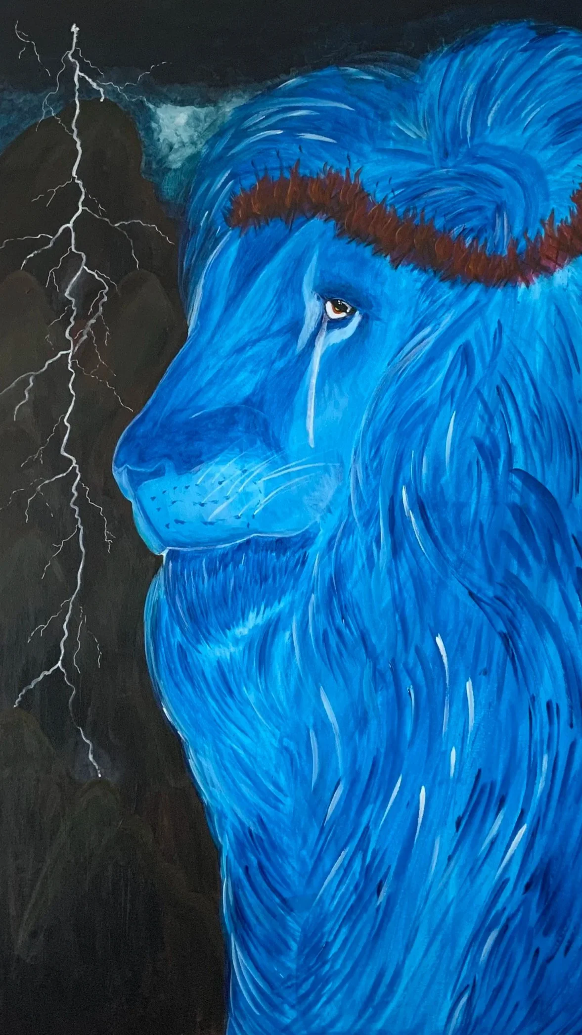 Peinture d'un lion bleu avec une crinière rousse, sur fond de ciel orageux avec des éclairs.