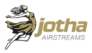 Logo mit einem stilisierten bockartigen Tier und dem Text "Jotha Abenteurer" in Goldfarben.