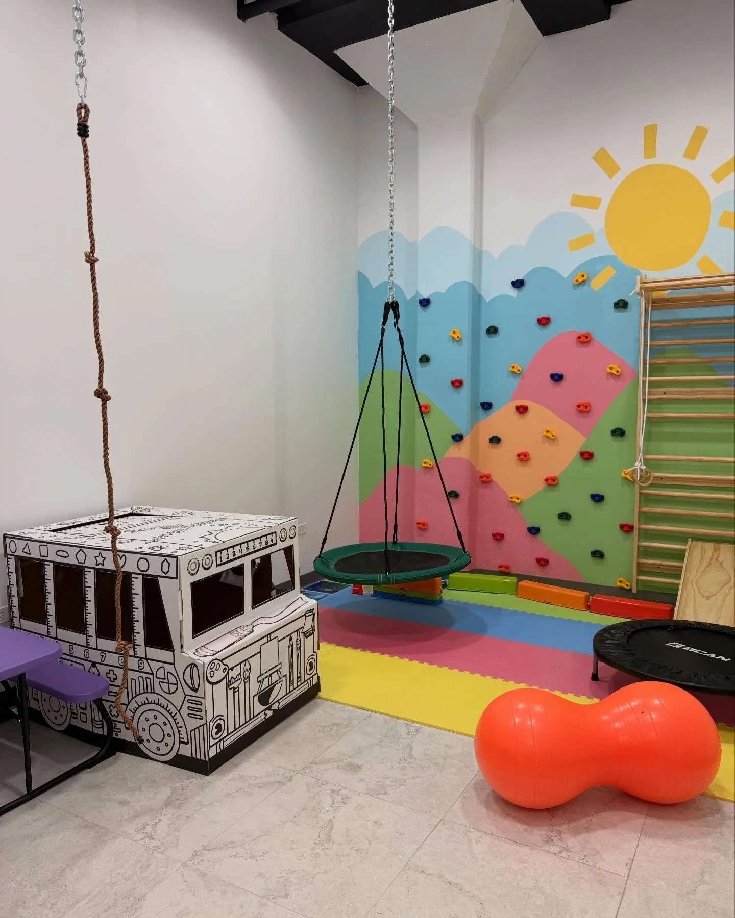 👀➡️ iMove est&aacute; lleno de espacios para trabajar diversos tipos de terapia. 🤸&zwj;♀️ Desliza para conocer algunas de nuestras &aacute;reas. ✨ Desde nuestro Kids&rsquo; Gym, Adult Gym, Sensory Room, Baby Room hasta el Recovery Room, creamos cad