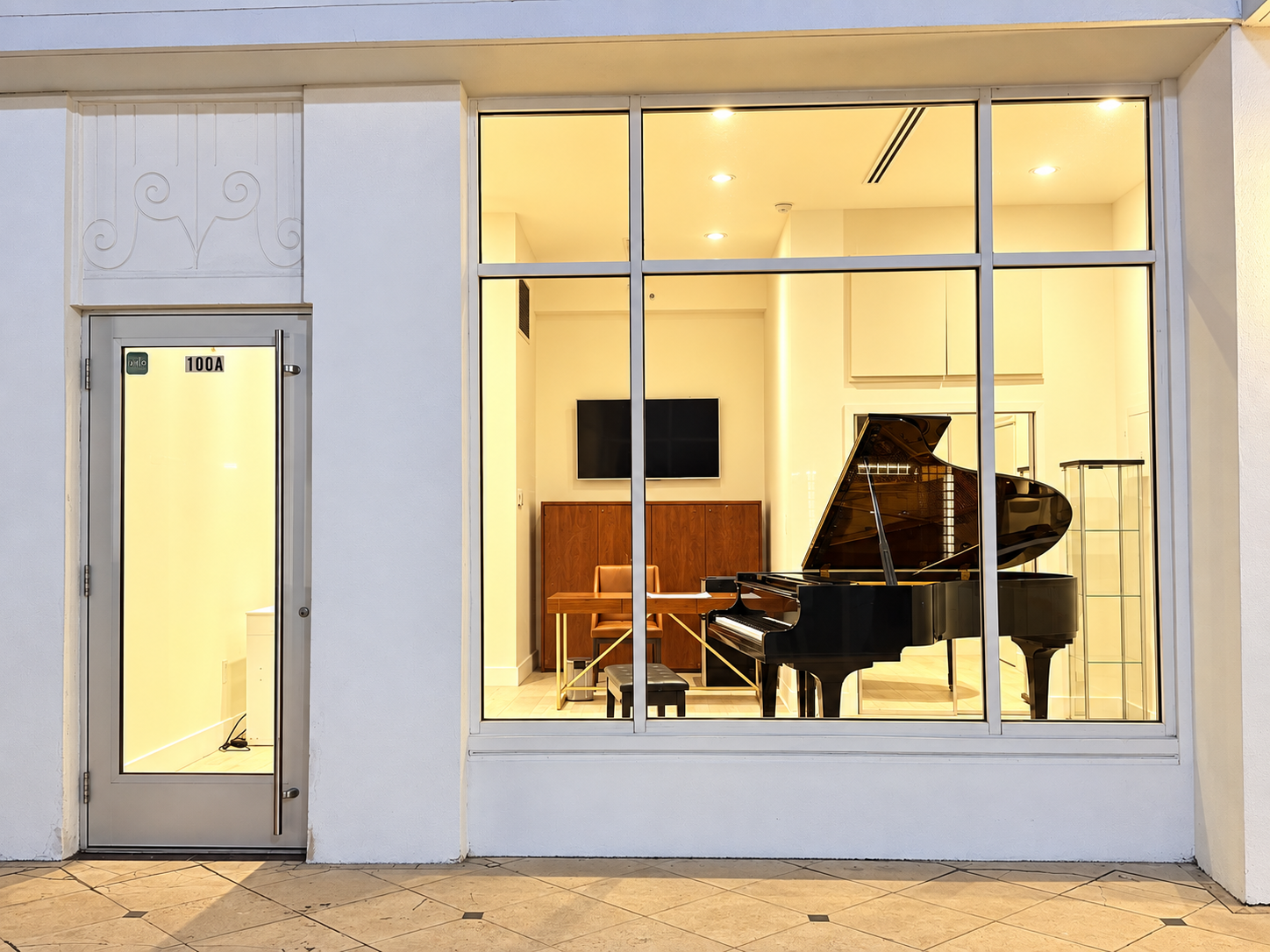 Street view of Miami Beach Piano Studio at 335 Ocean Drive, offering private piano lessons and grand piano practice room rental in Miami Beach, Florida
