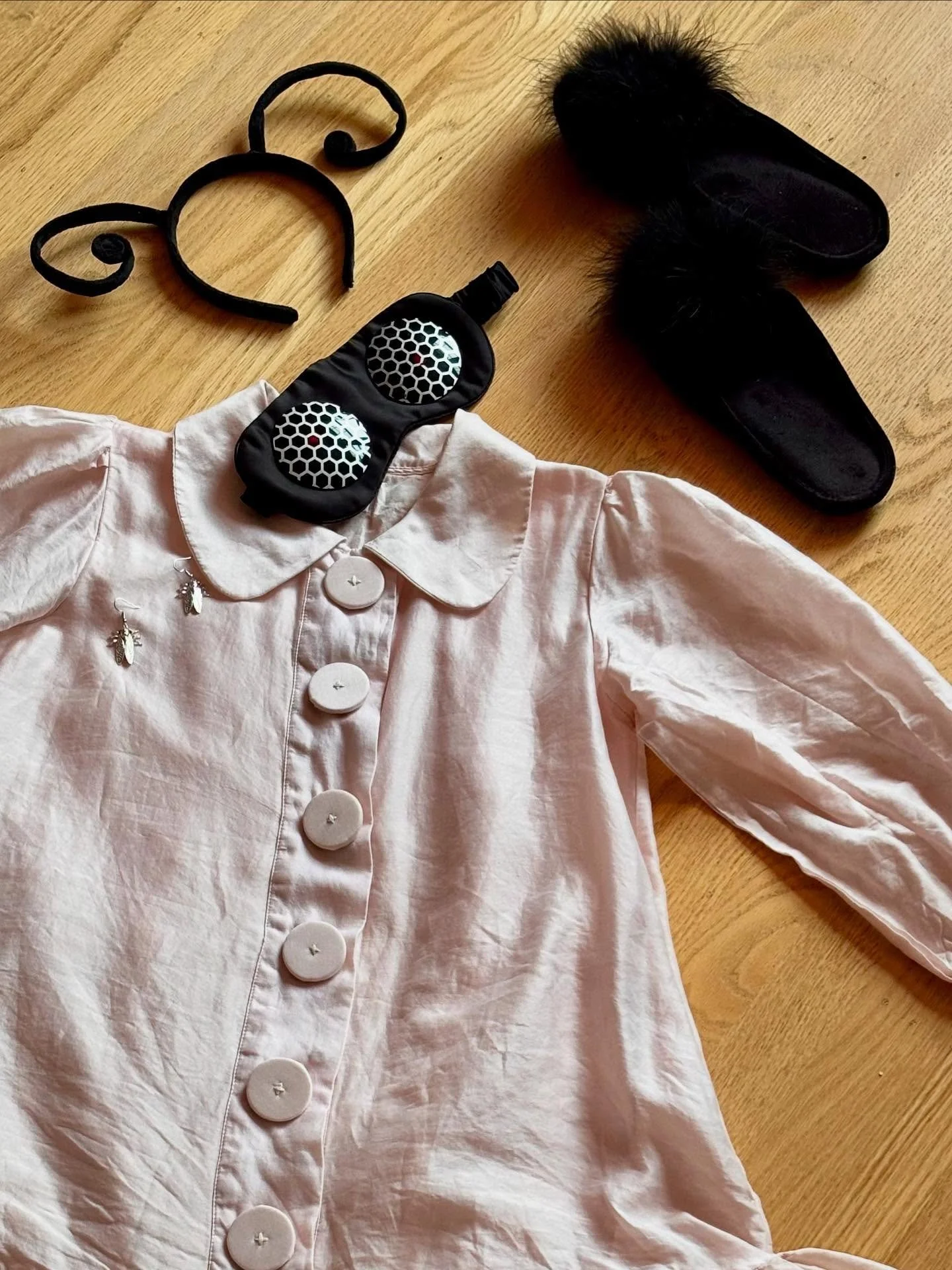 Getting all dressed up and ready to play! 
Tomorrow morning @noomoon.shop , I’ll be popping up as a bed bug (pajamas and all!) - reading stories for the kiddos and sharing more about how Play-Date Collective helps grown-ups reclaim date nights