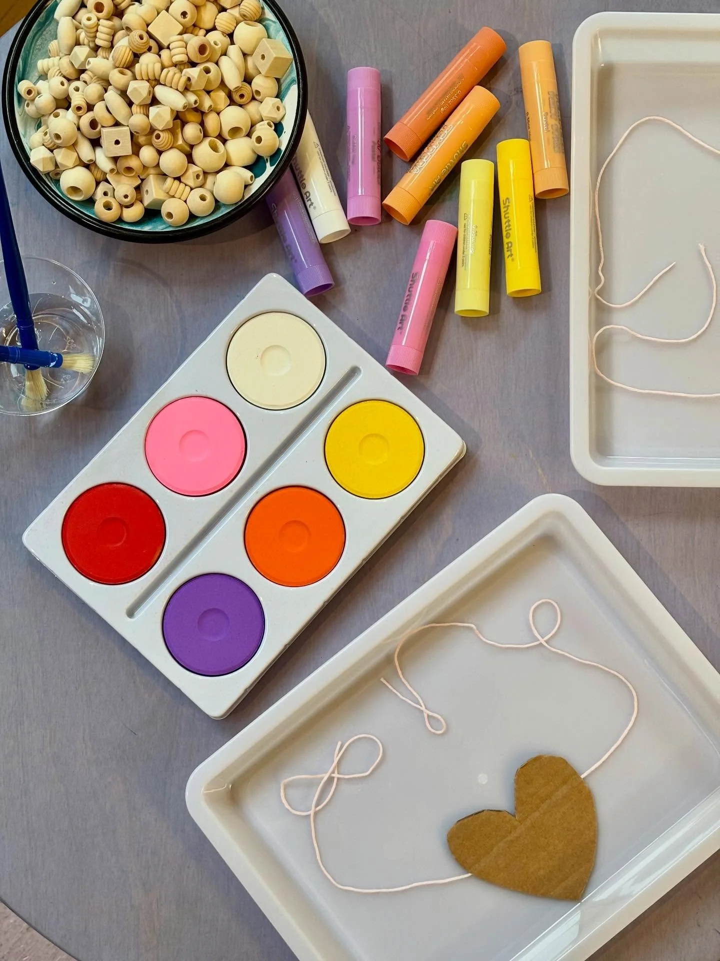 Kids Creative Lab is happening now at NOOMOON 🎨✨

It&rsquo;s a mini one today &mdash; keeping it extra tiny and sweet. Sometimes the magic is in the small things 💛

Watercolor palettes, wooden beads, soft pastels, and open-ended materials ready for